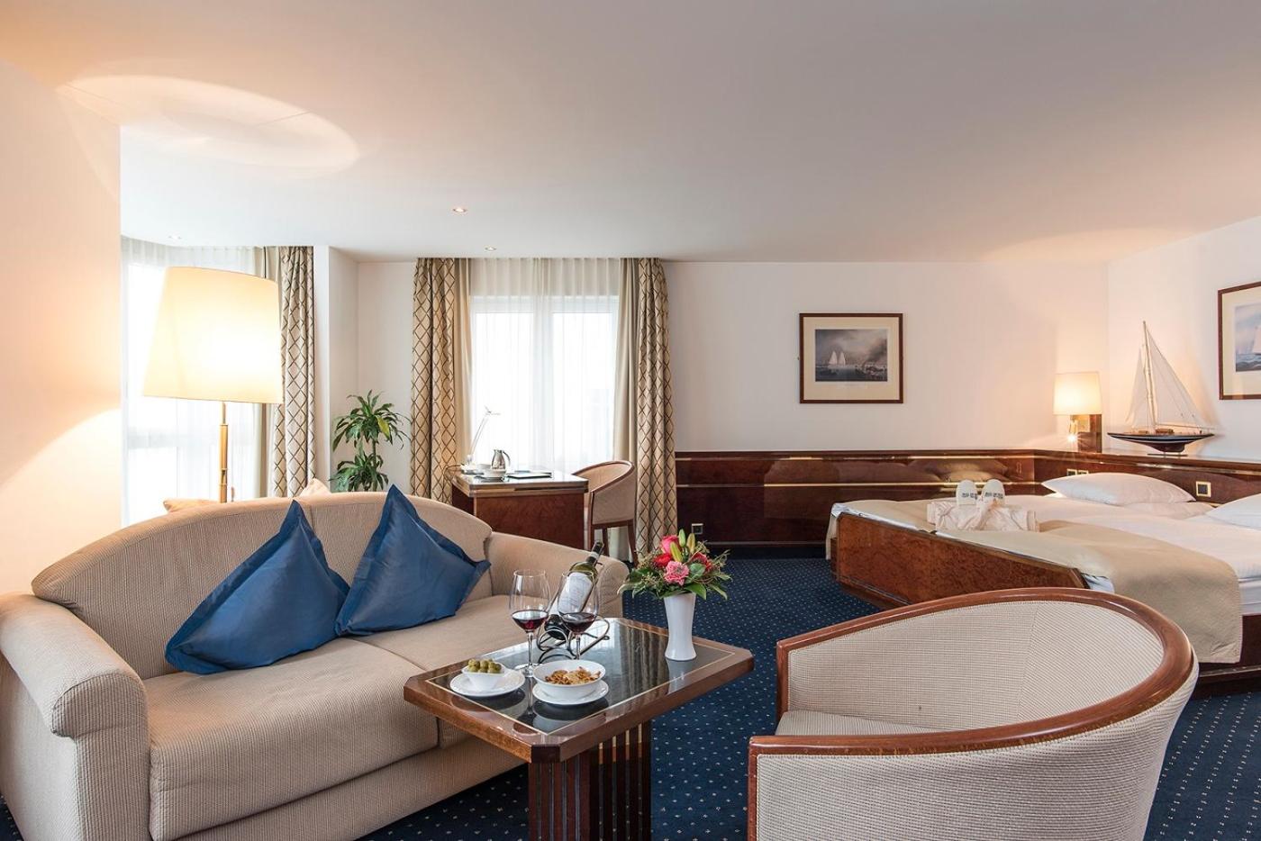 Suite - Lake View - Photo 2