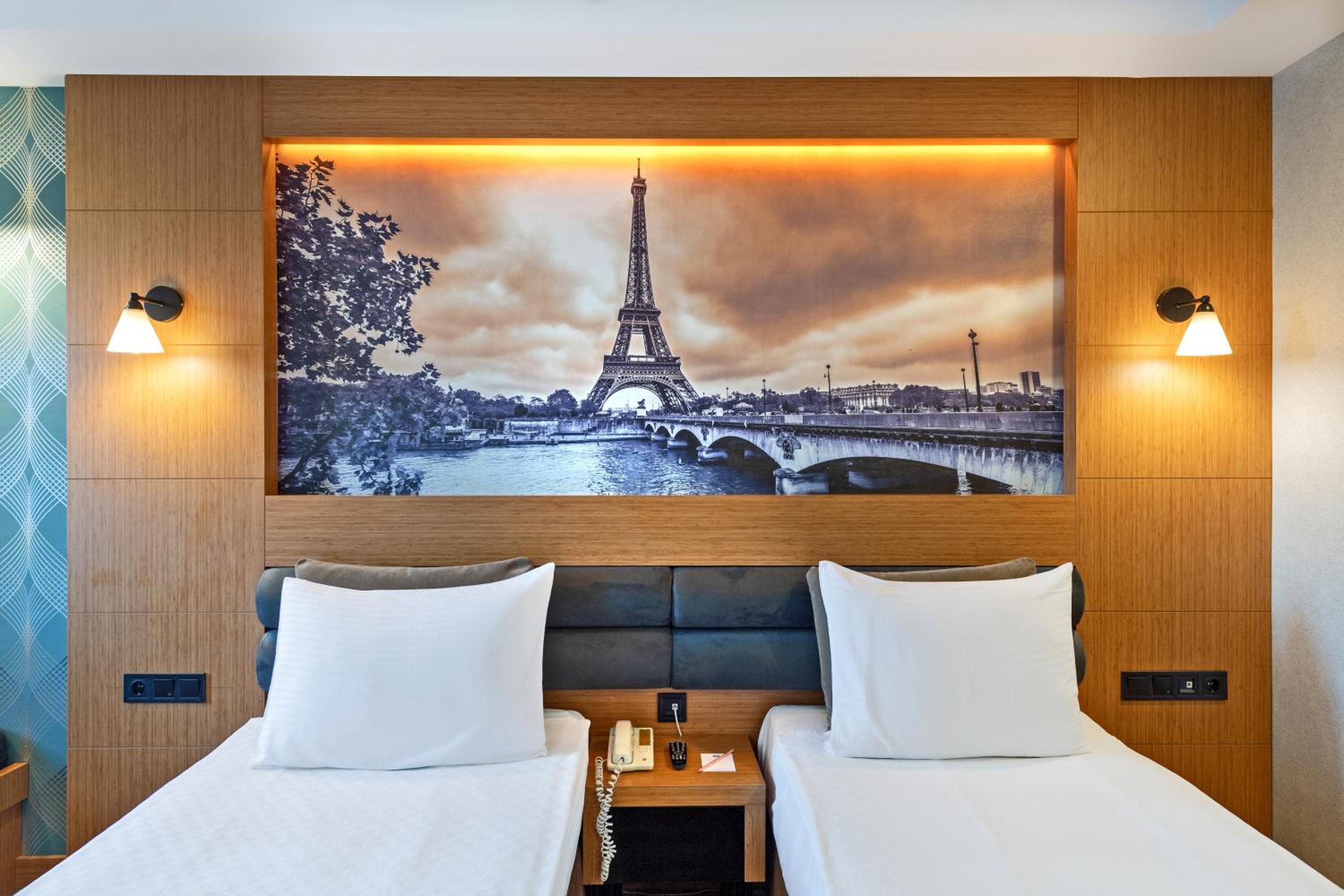 Standard Double Room thumbnail 5