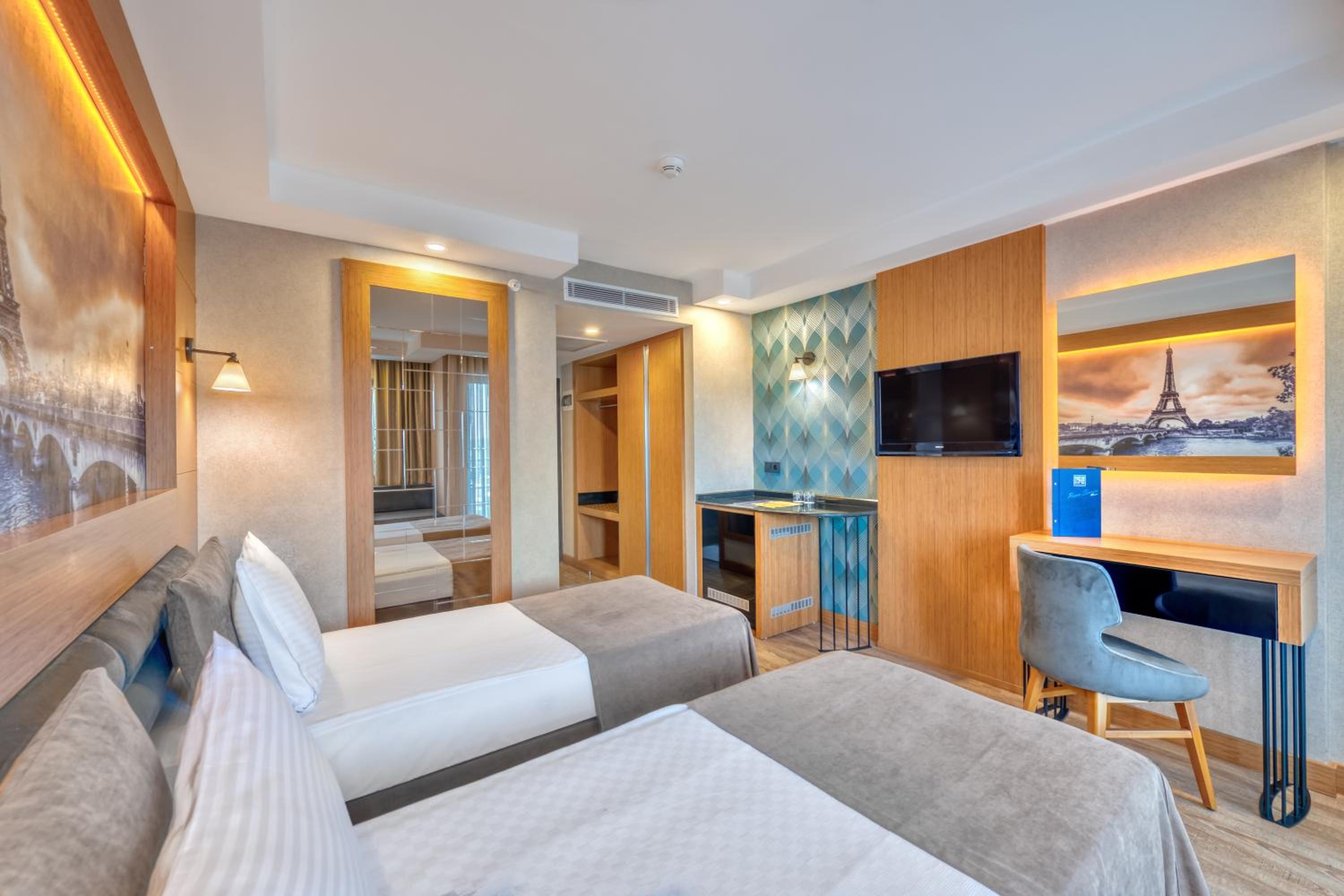 Standard Double Room thumbnail 6