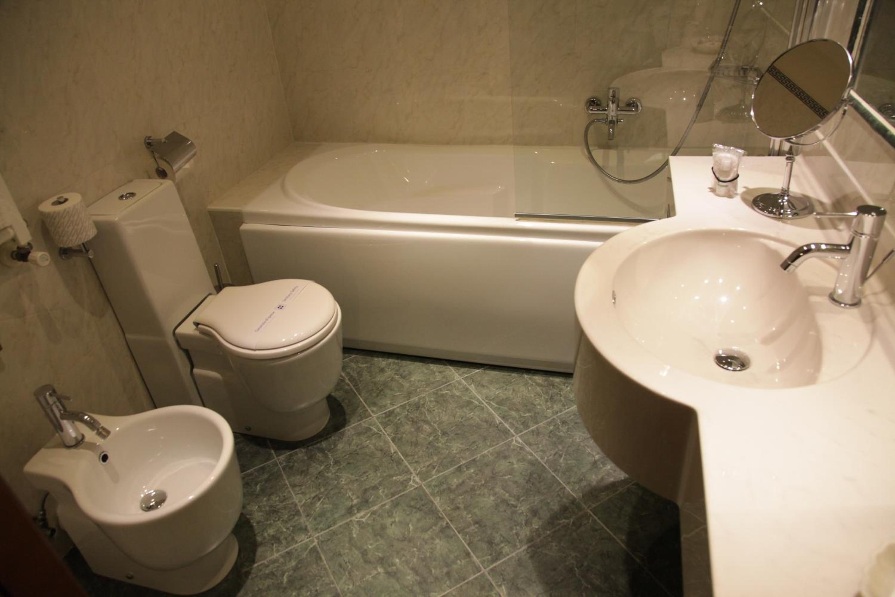 Executive Queen Room - Photo 12