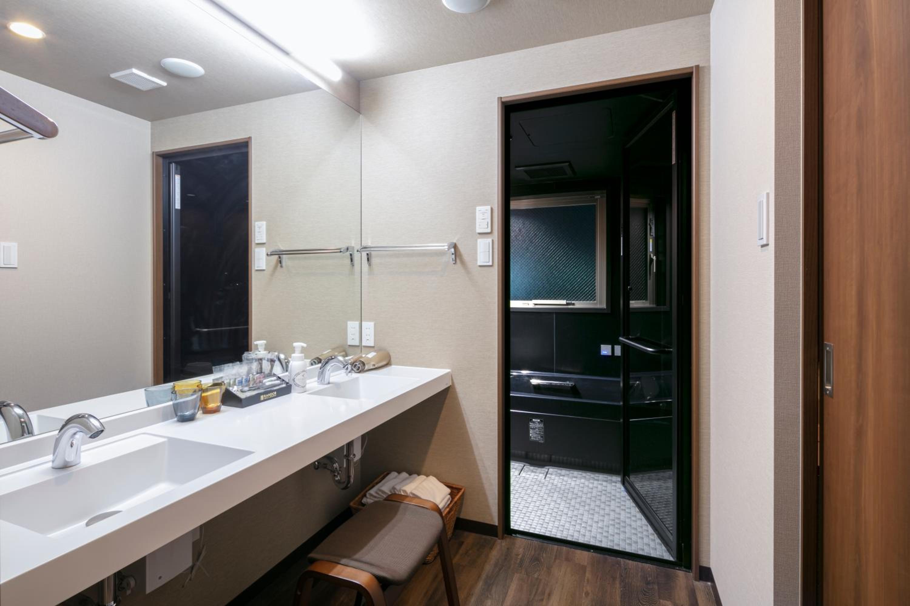 Queen Suite with Spa Bath - Photo 10