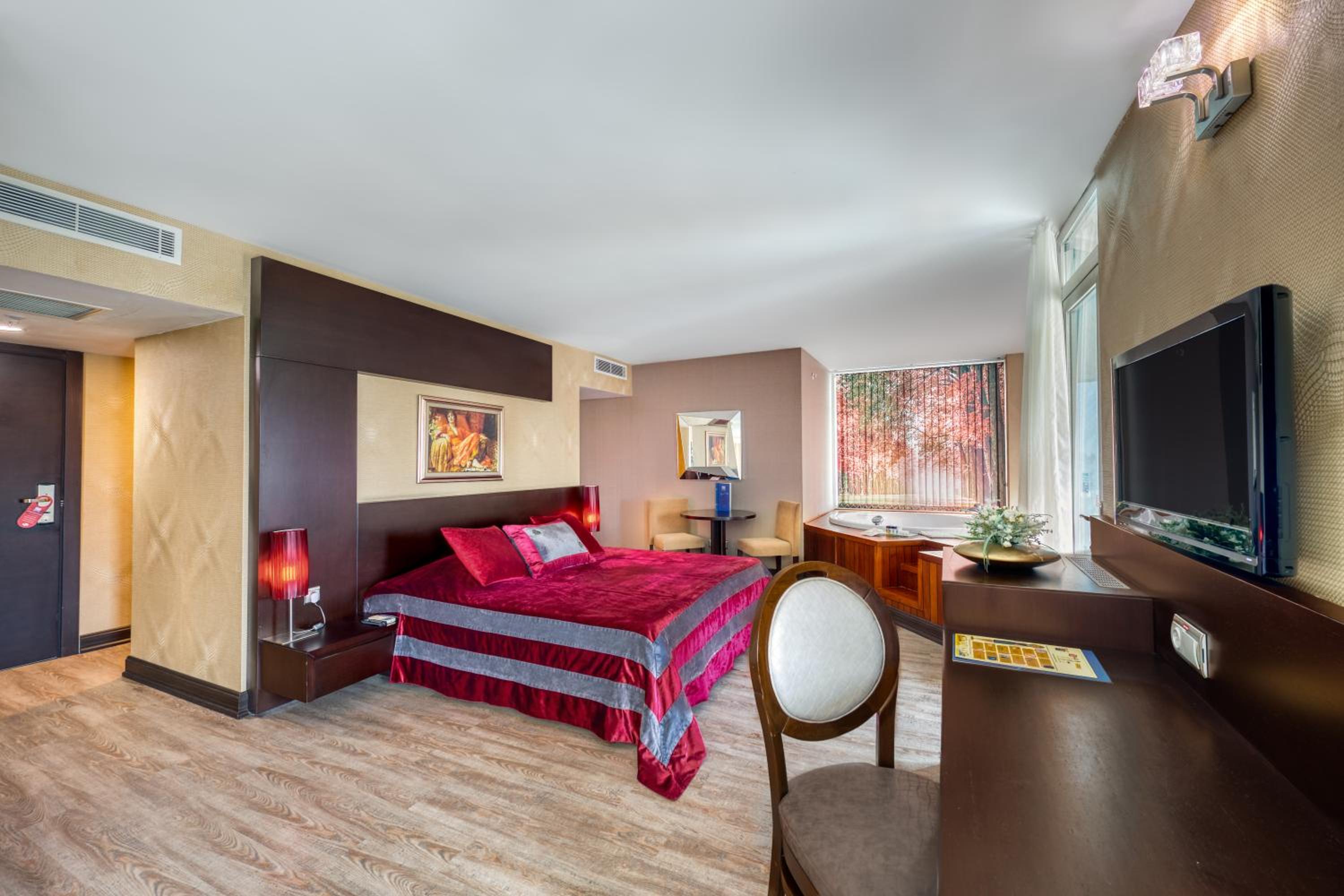 Suite with Hot Tub