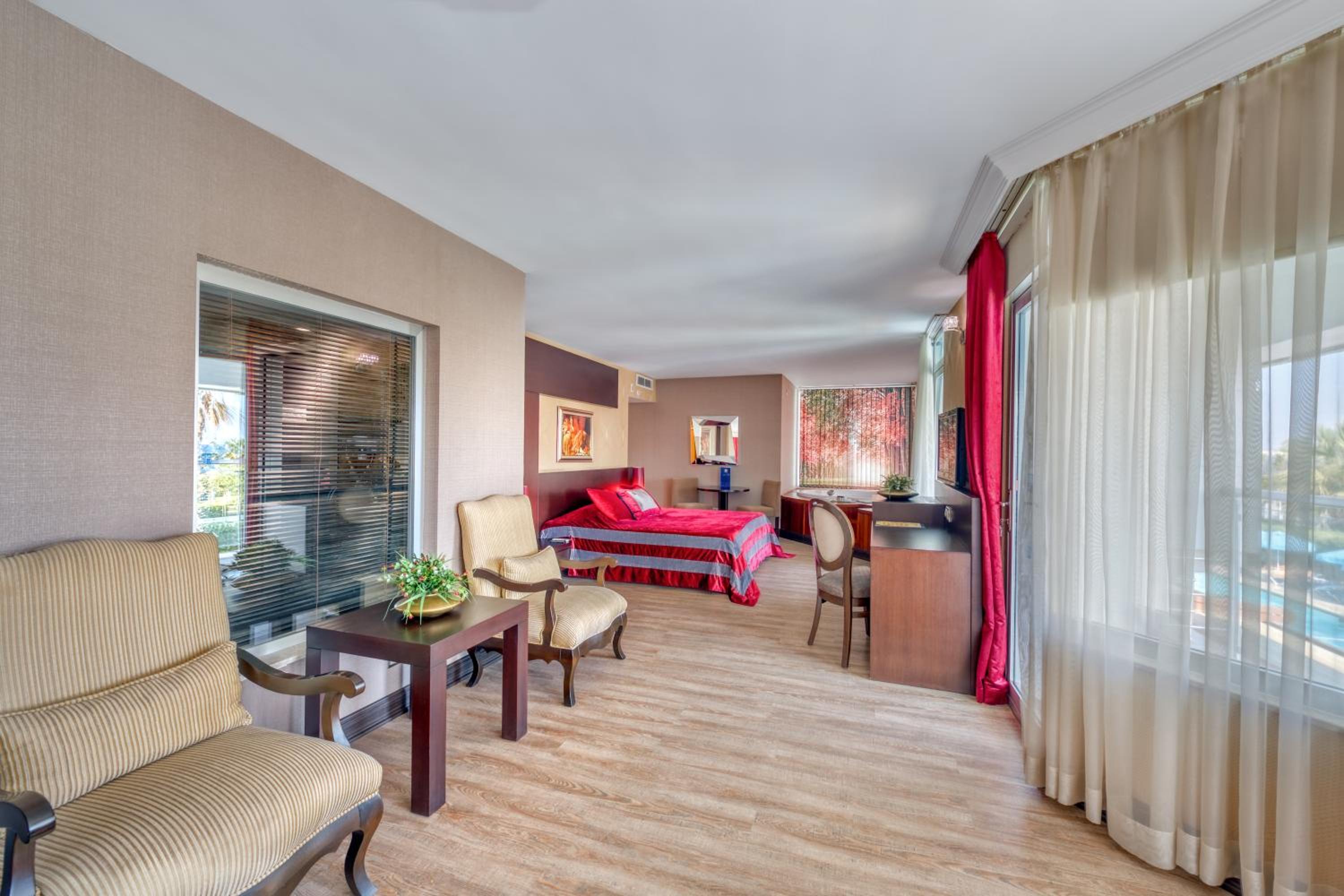 Suite with Hot Tub thumbnail 5