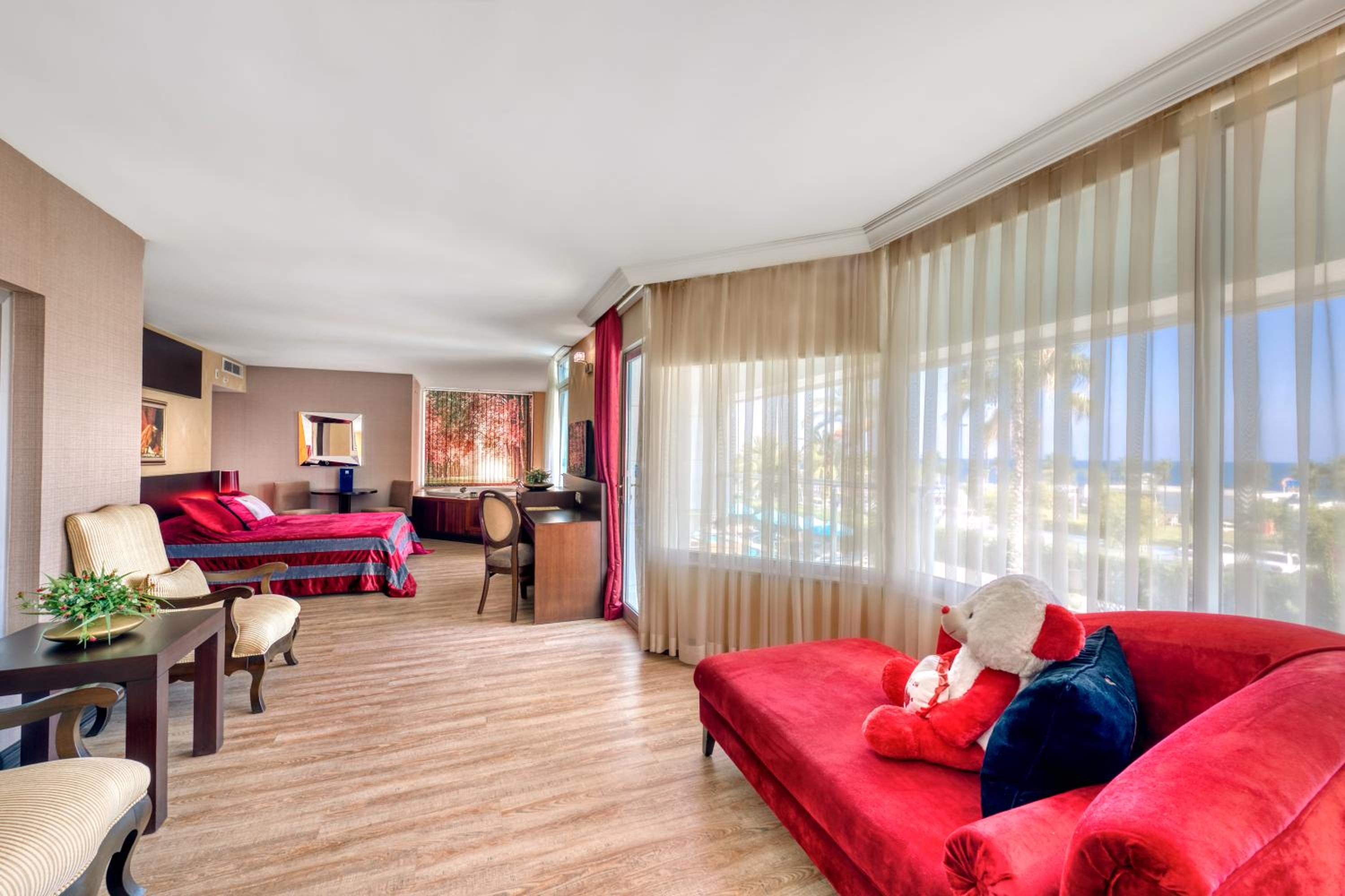 Suite with Hot Tub thumbnail 6