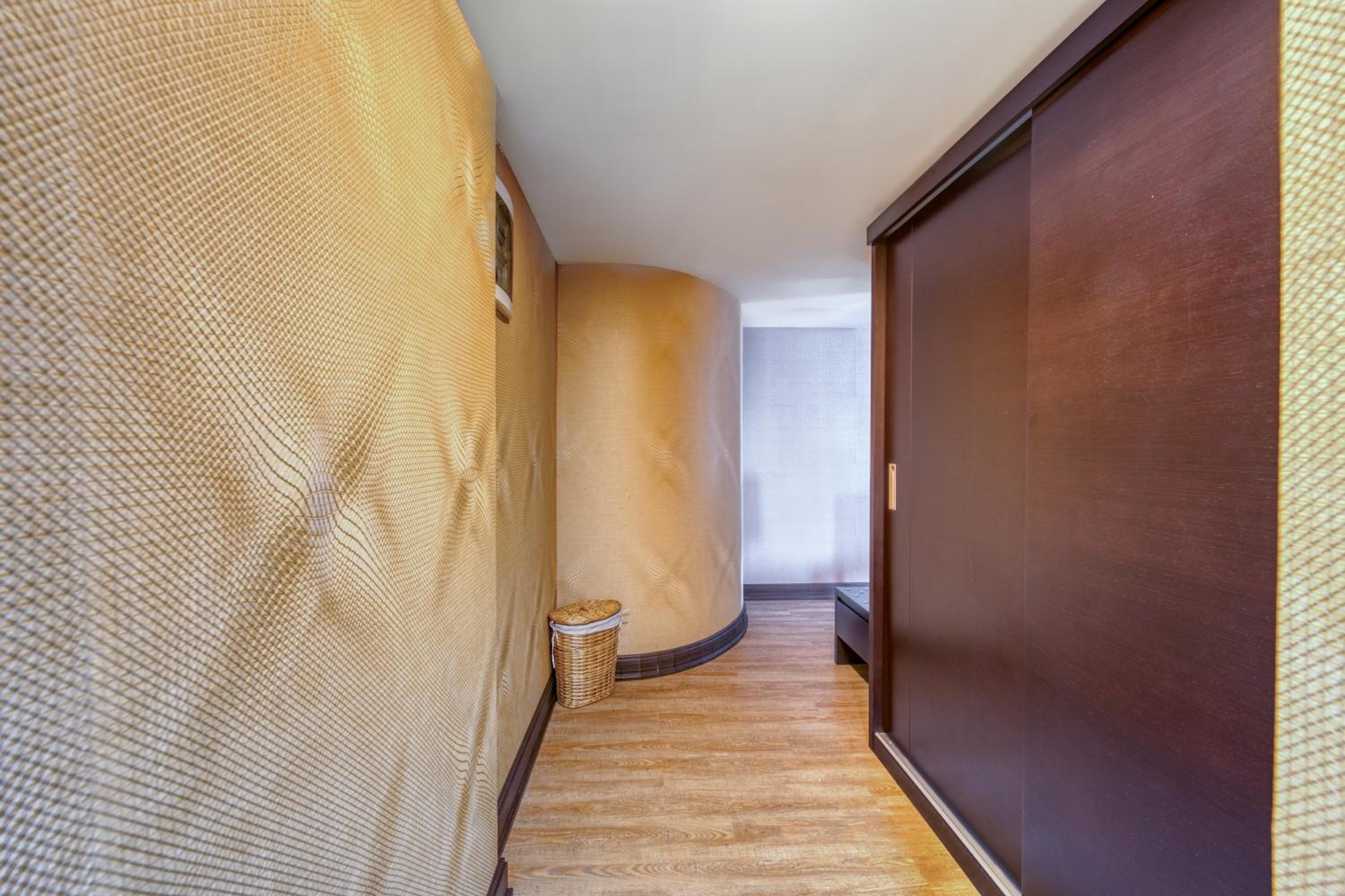 Suite with Hot Tub - Photo 7