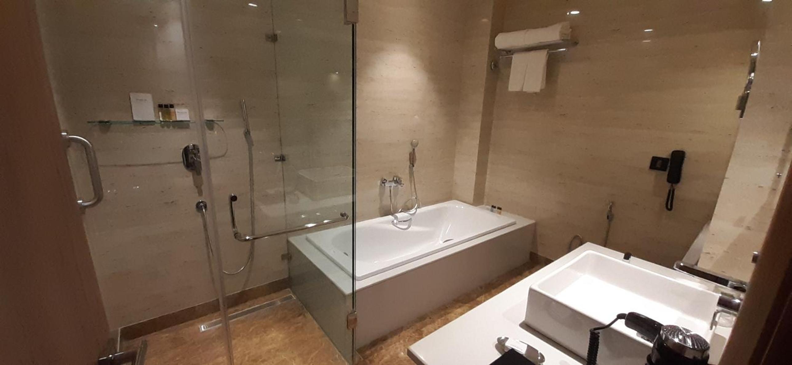 King Suite Non-Smoking Room - Photo 11