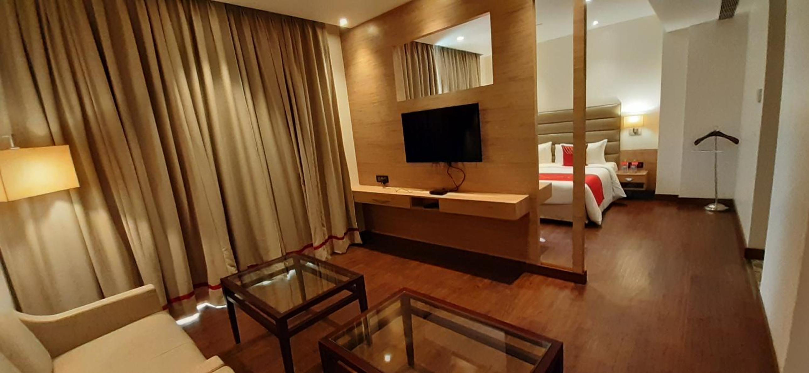 King Suite Non-Smoking Room - Photo 10