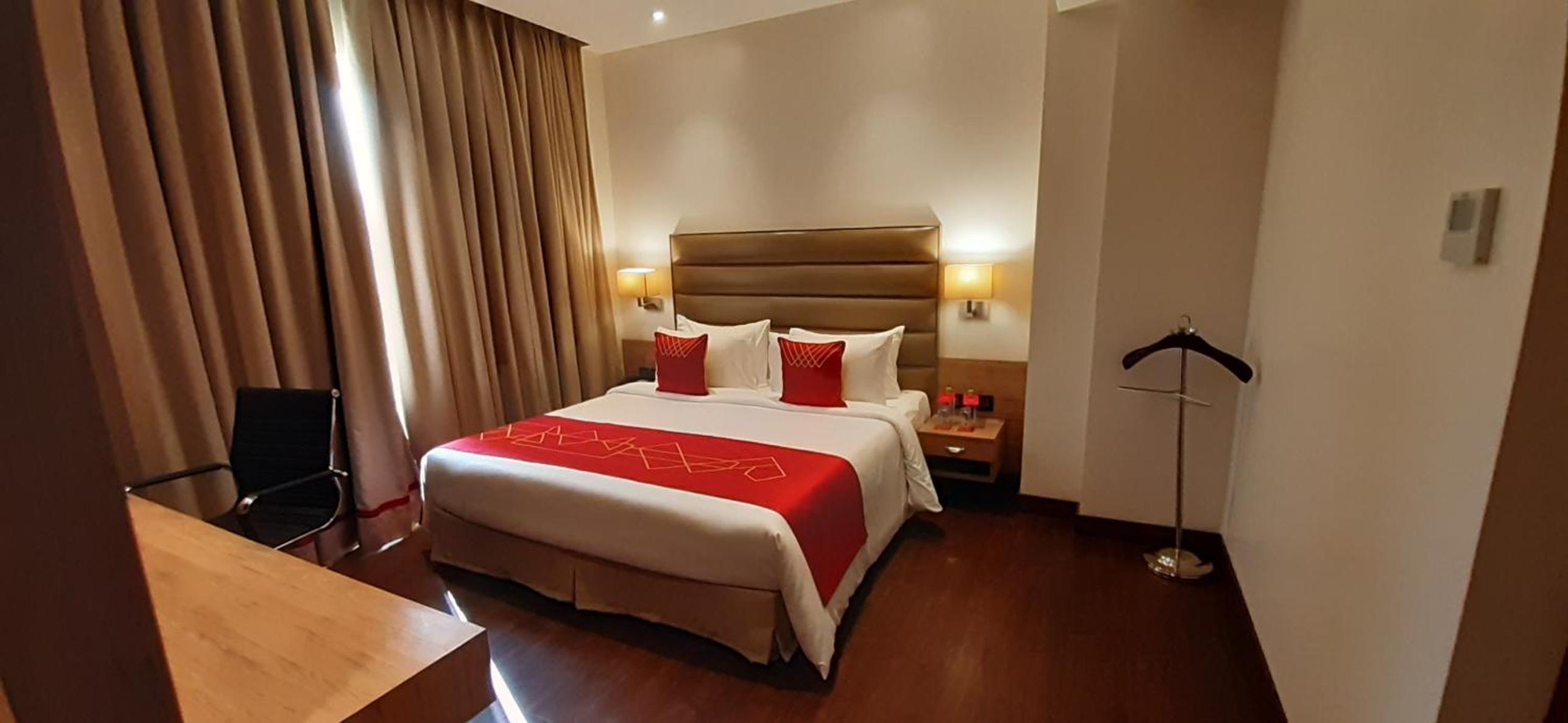 King Suite Non-Smoking Room - Photo 8