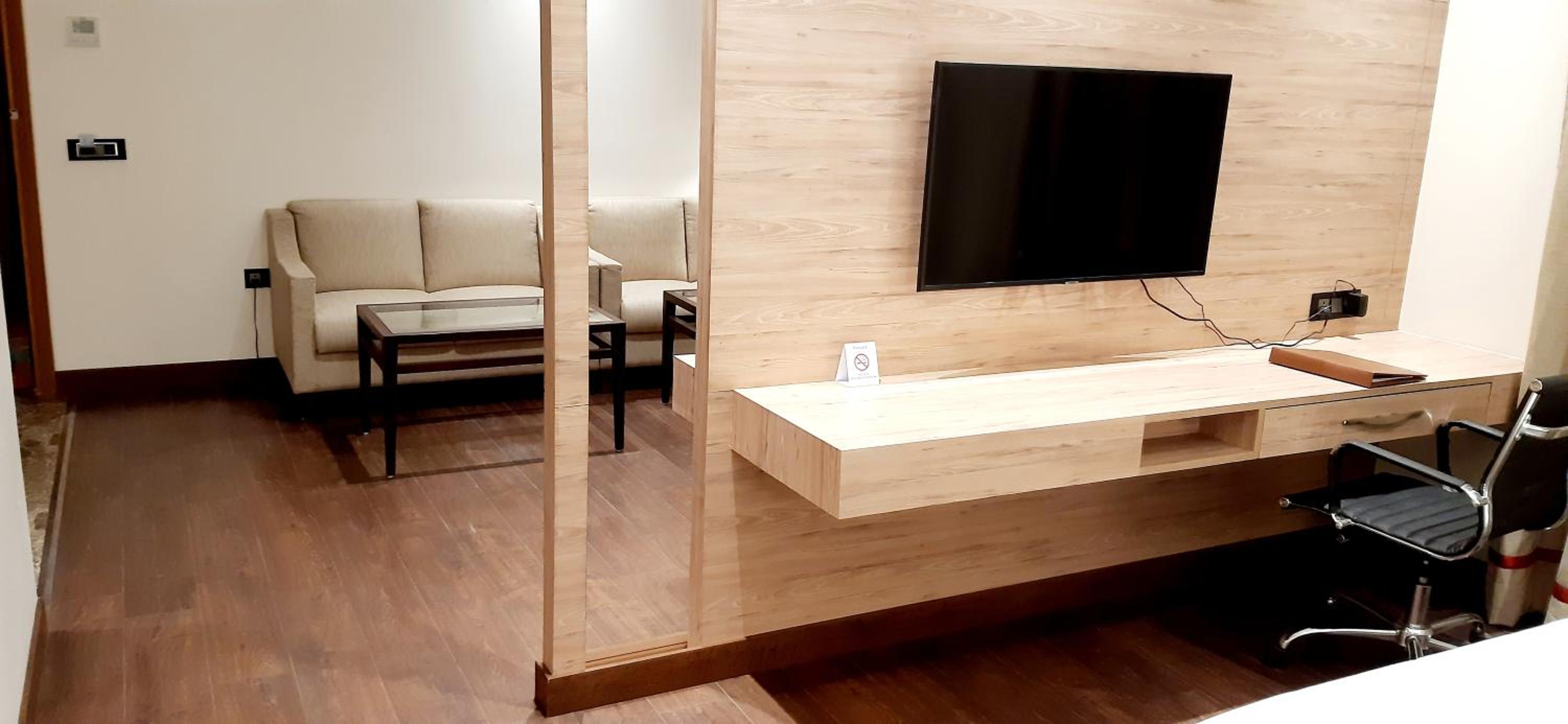 King Suite Non-Smoking Room - Photo 9