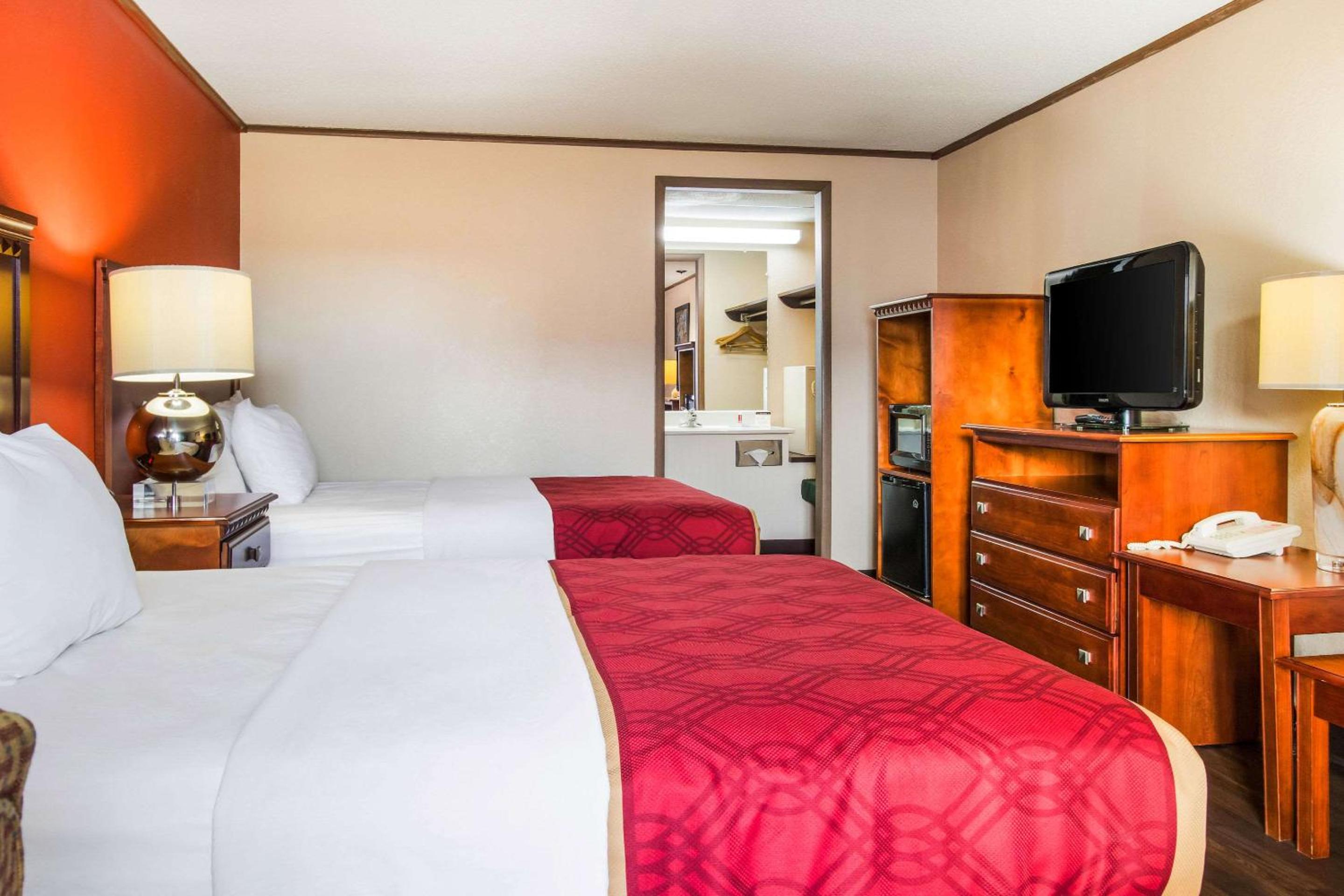 Double Room with Two Double Beds - Smoking photo 1
