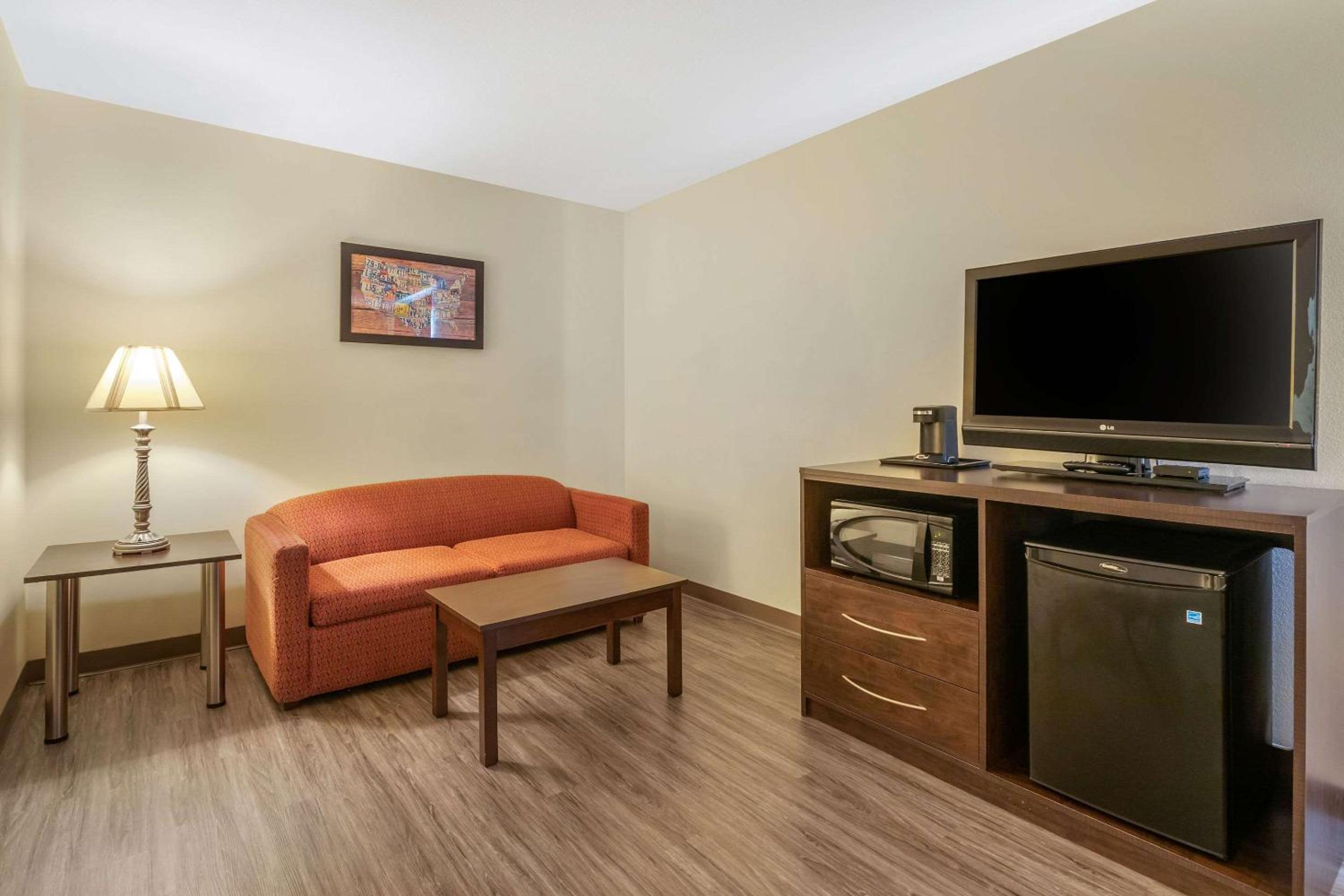 King Suite - Non-Smoking - Photo 2