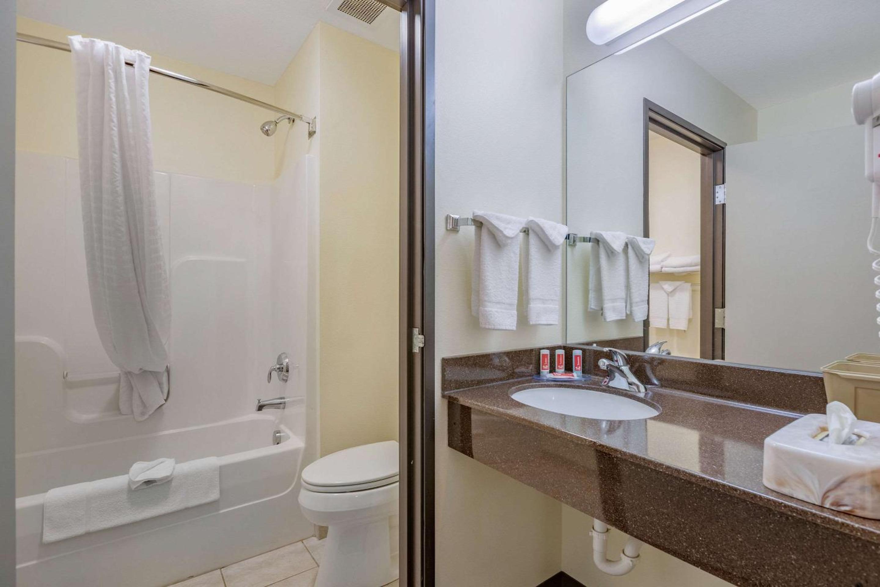King Suite - Non-Smoking - Photo 3