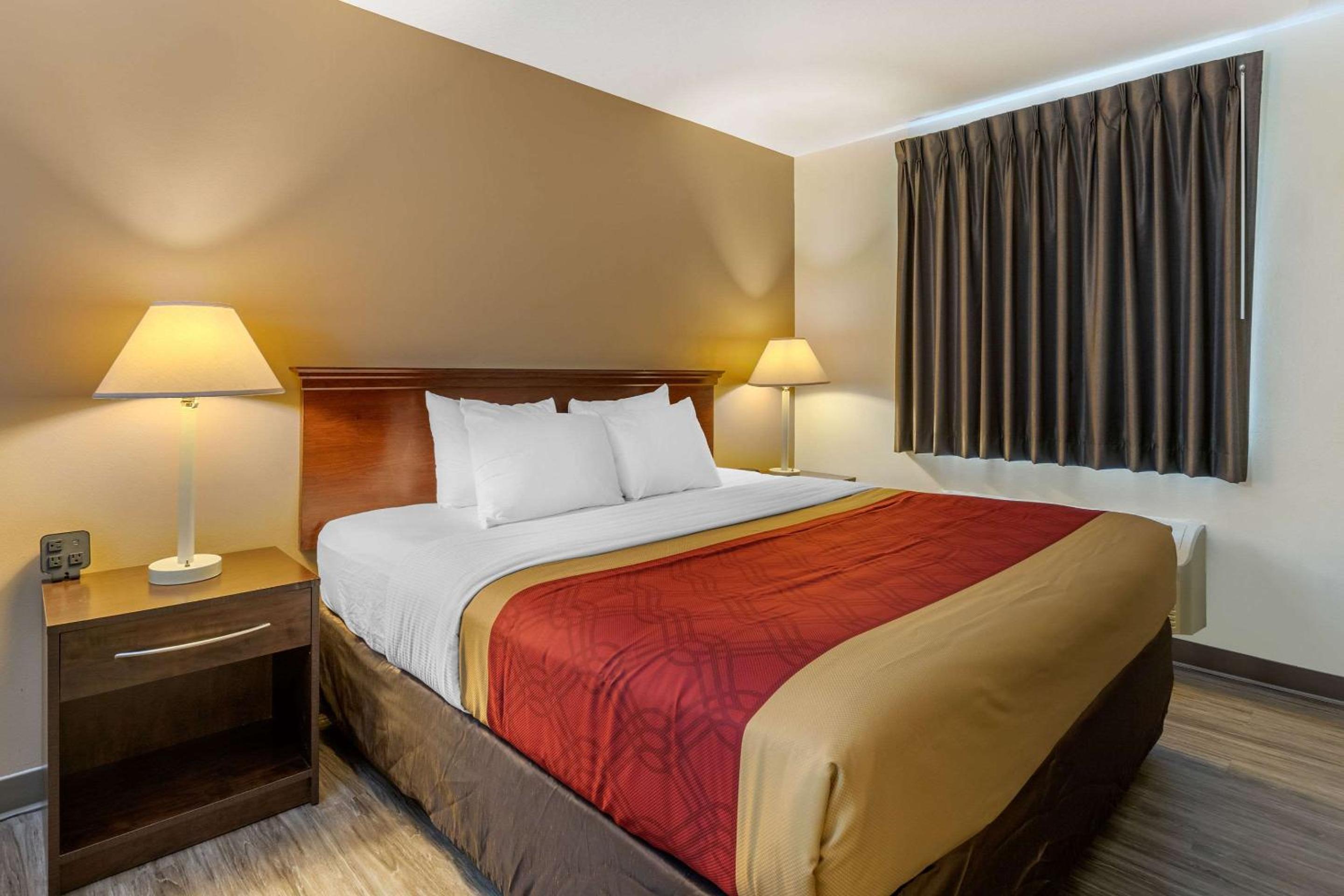King Room - Non-Smoking - Photo 3