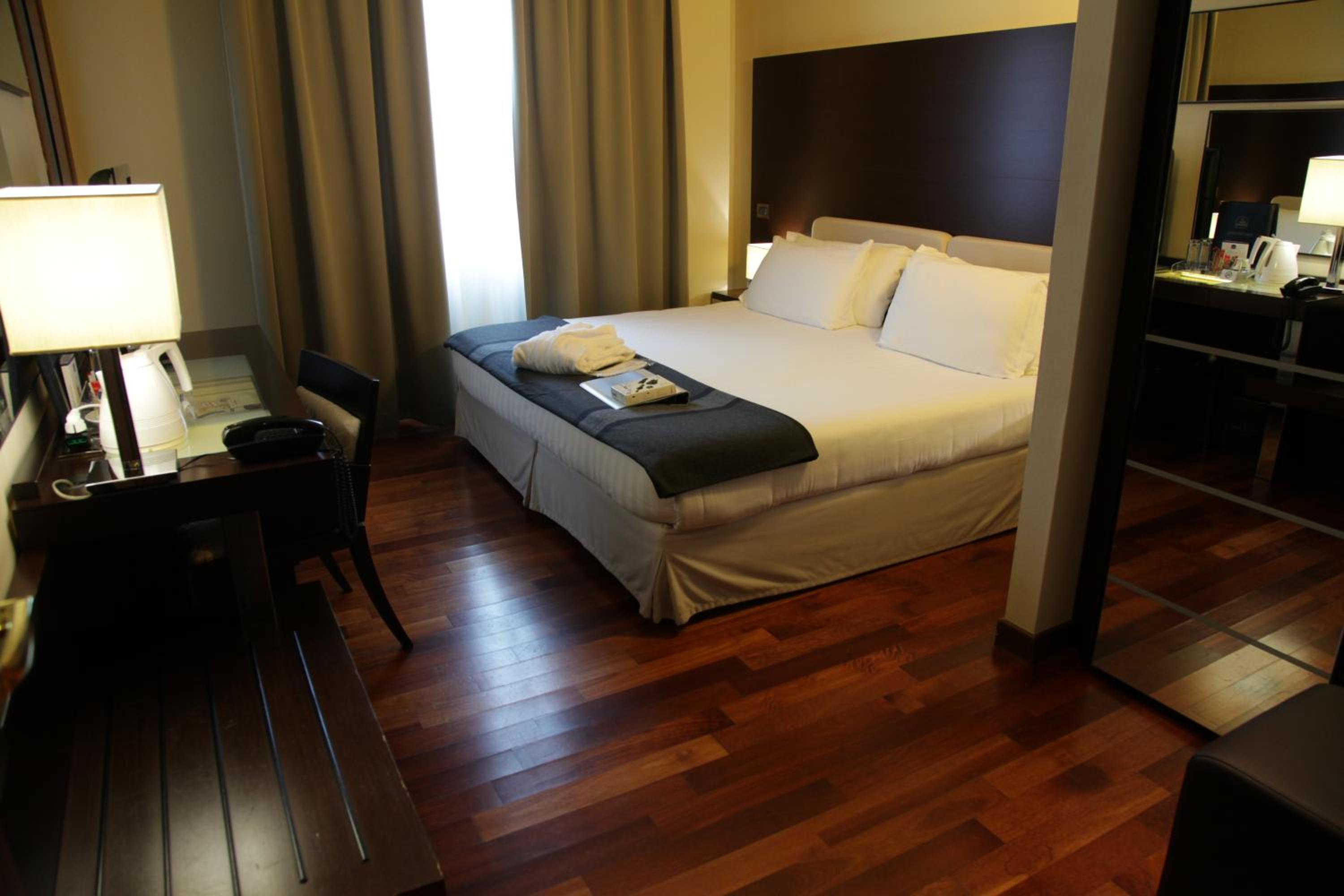 Executive Queen Room - Photo 6