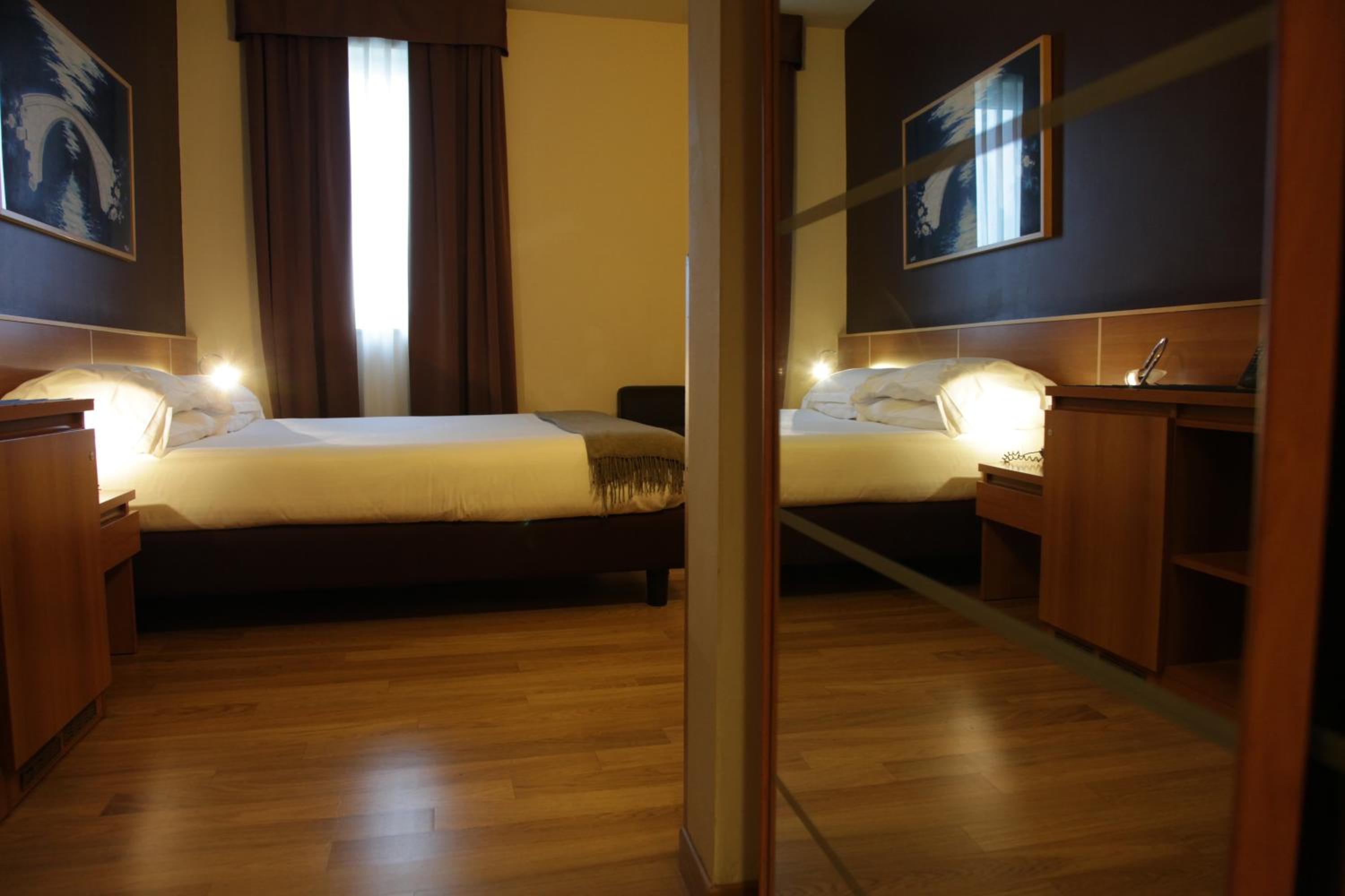 Executive Queen Room - Photo 8