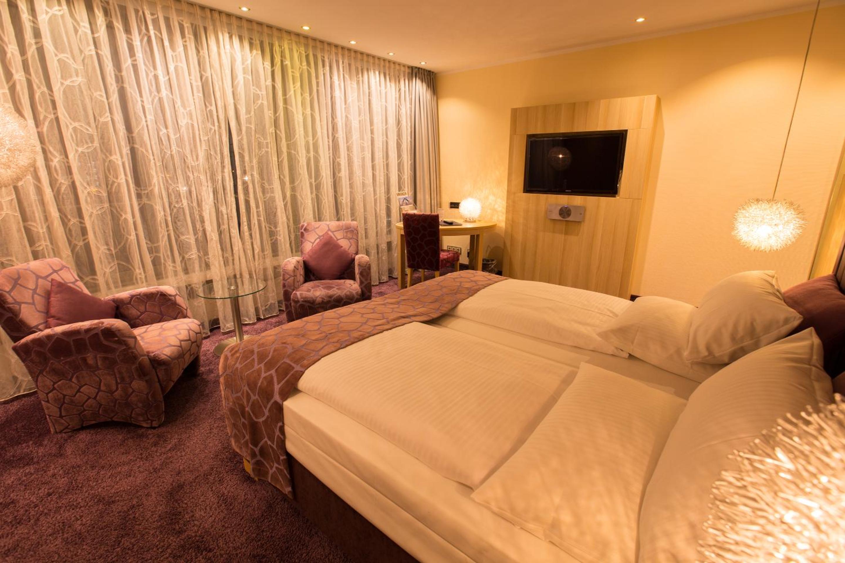 Penthouse Room thumbnail 6