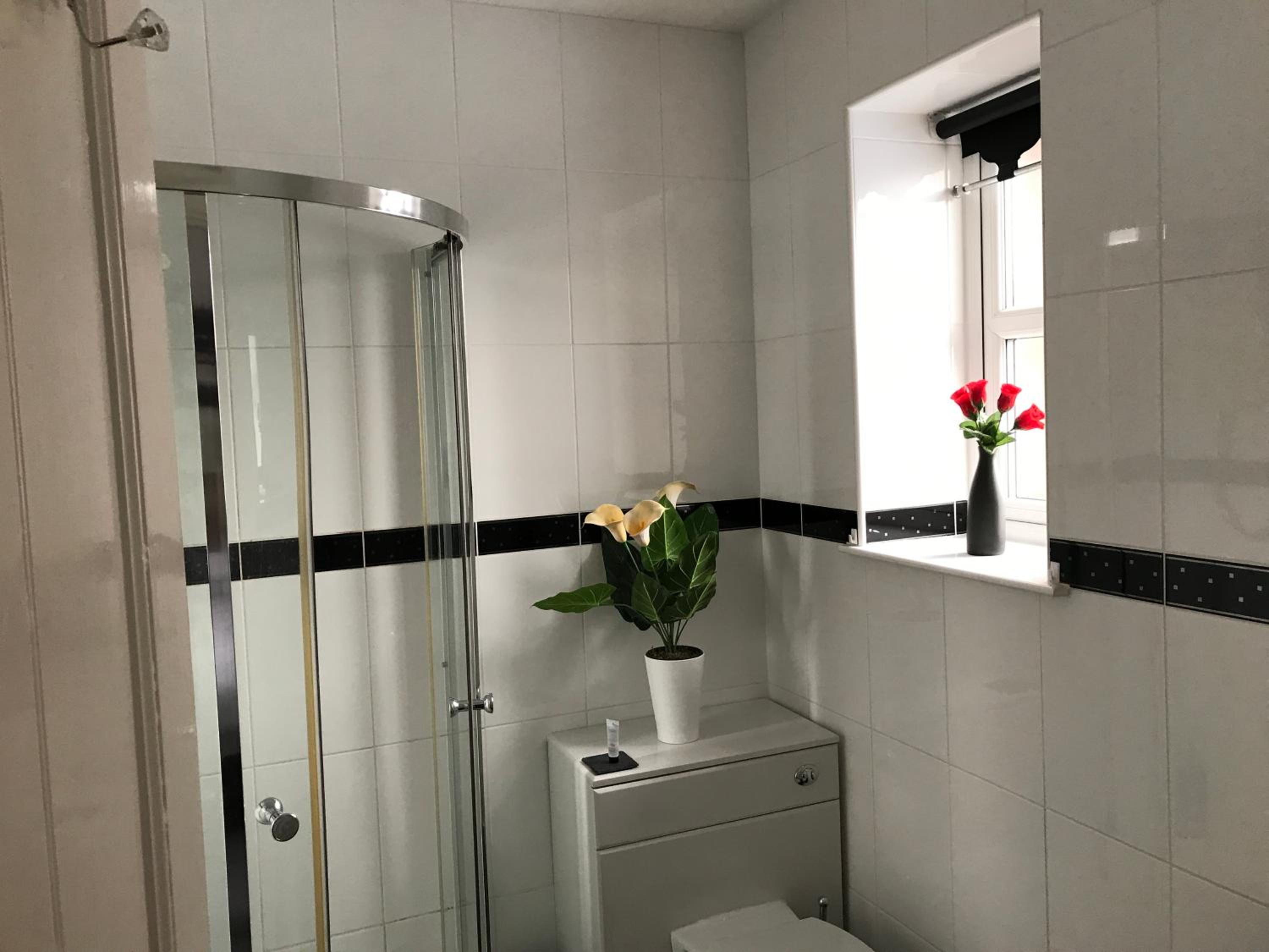 Double Room with Private Bathroom - Photo 10