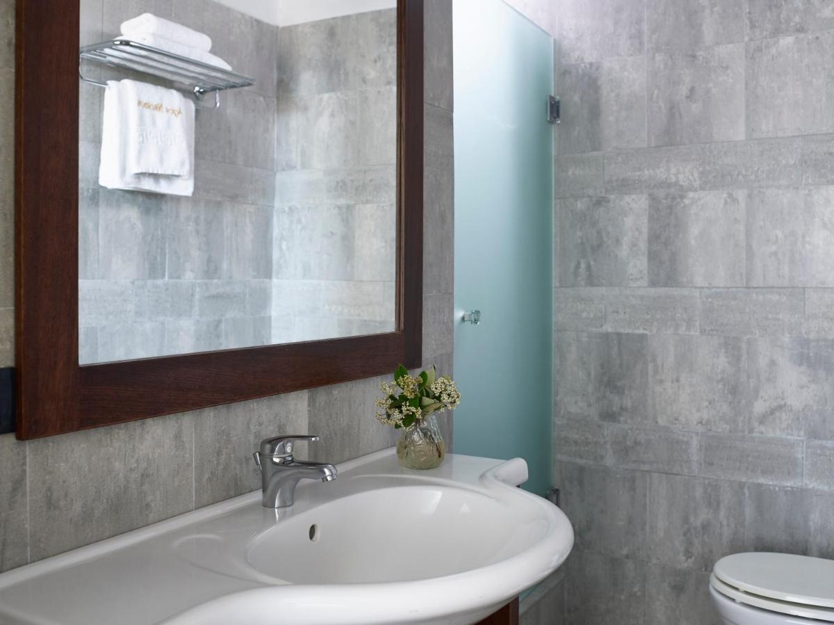 Double or Twin Room with Sea View - Photo 9
