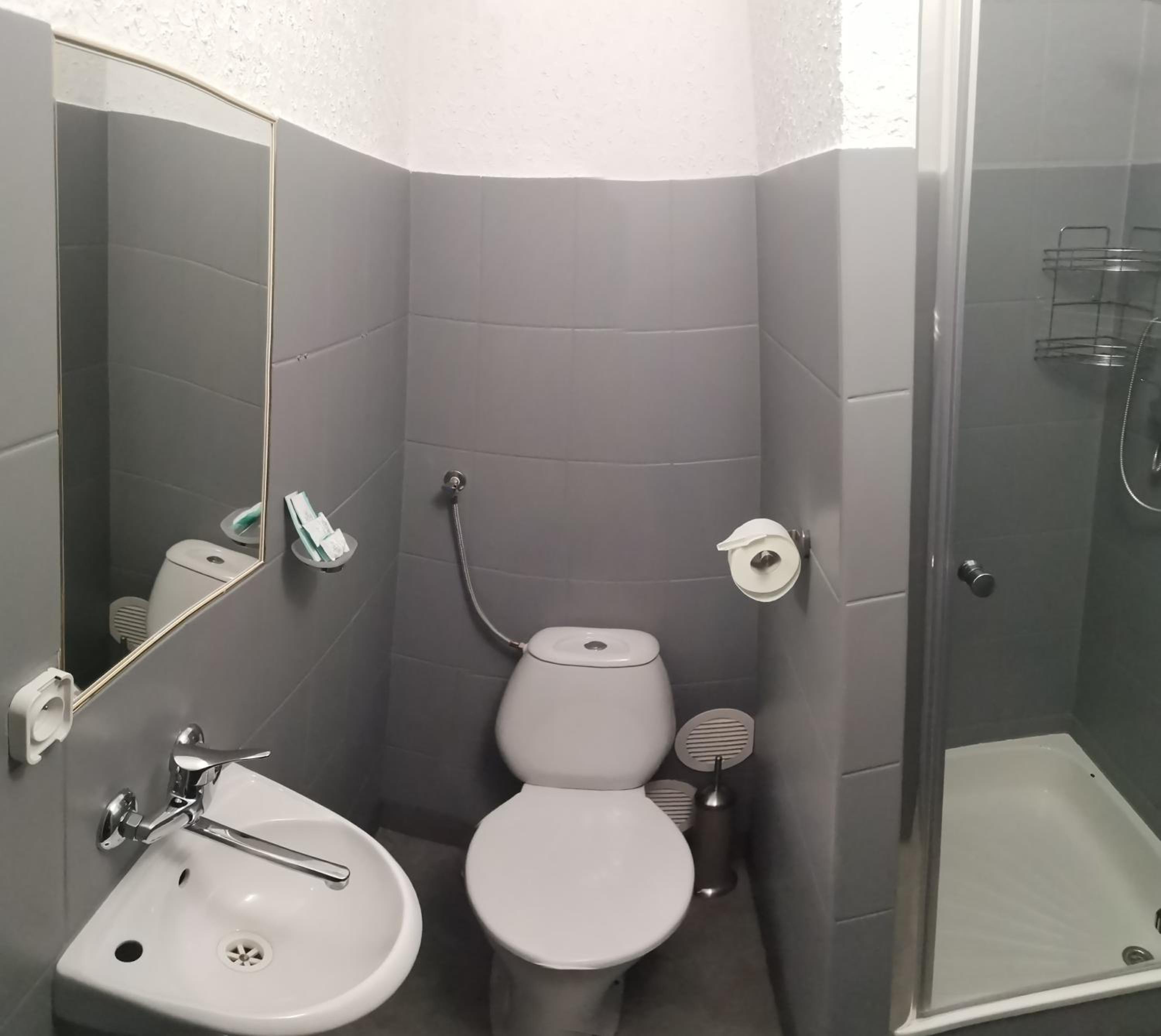 Budget Twin Room - Photo 2