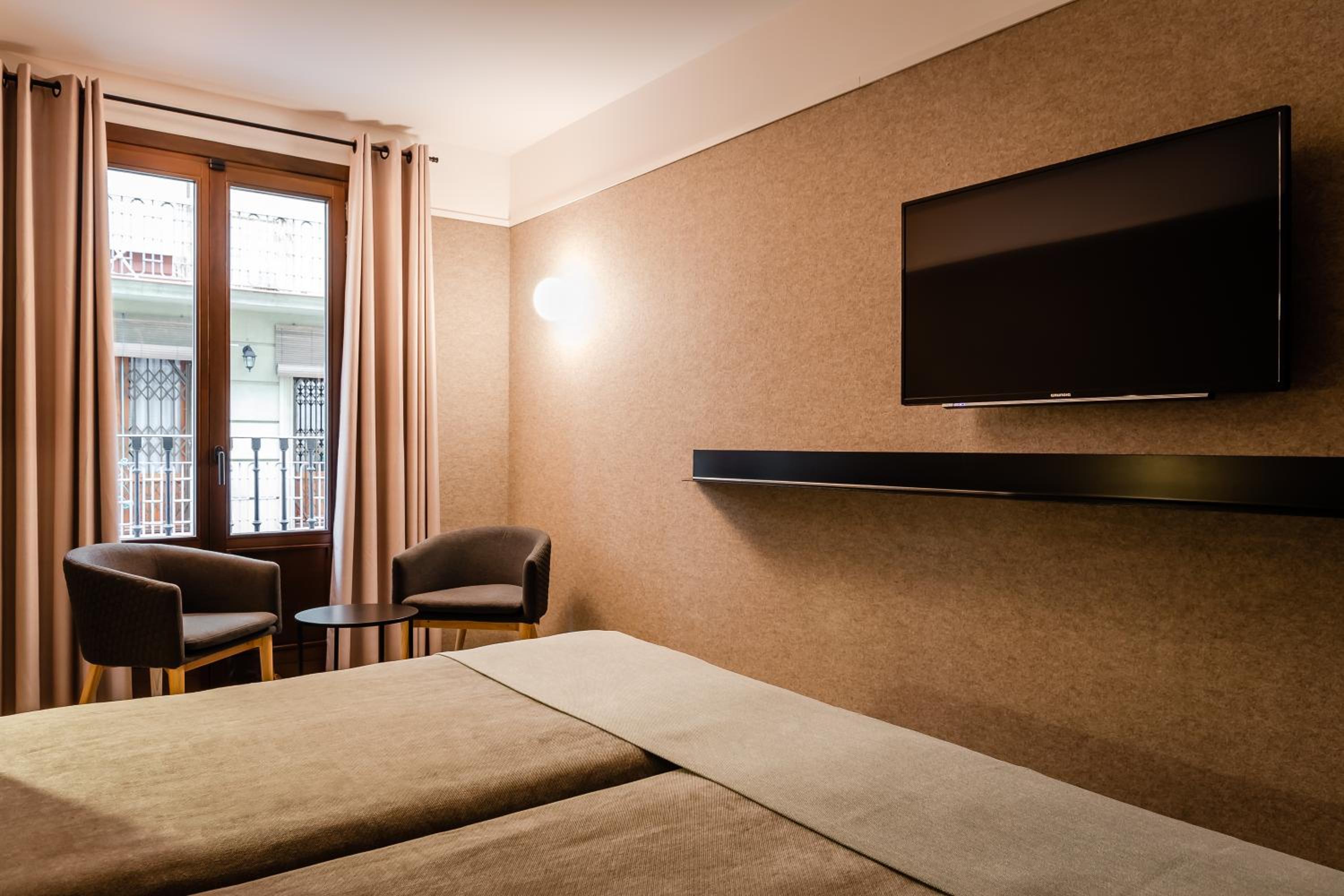 Standard Double or Twin Room thumbnail 5