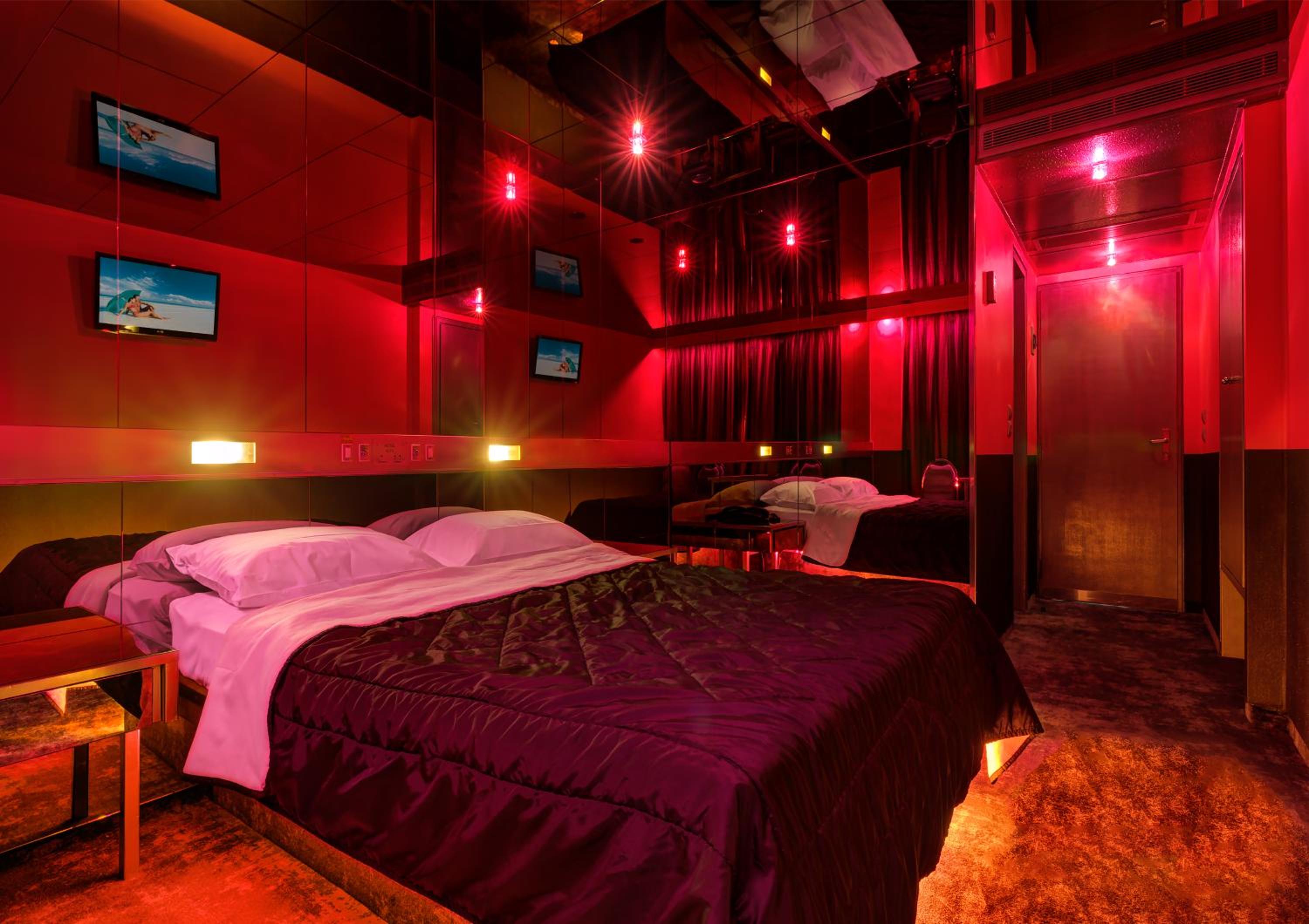 Deluxe Double Room with Shower - Photo 4