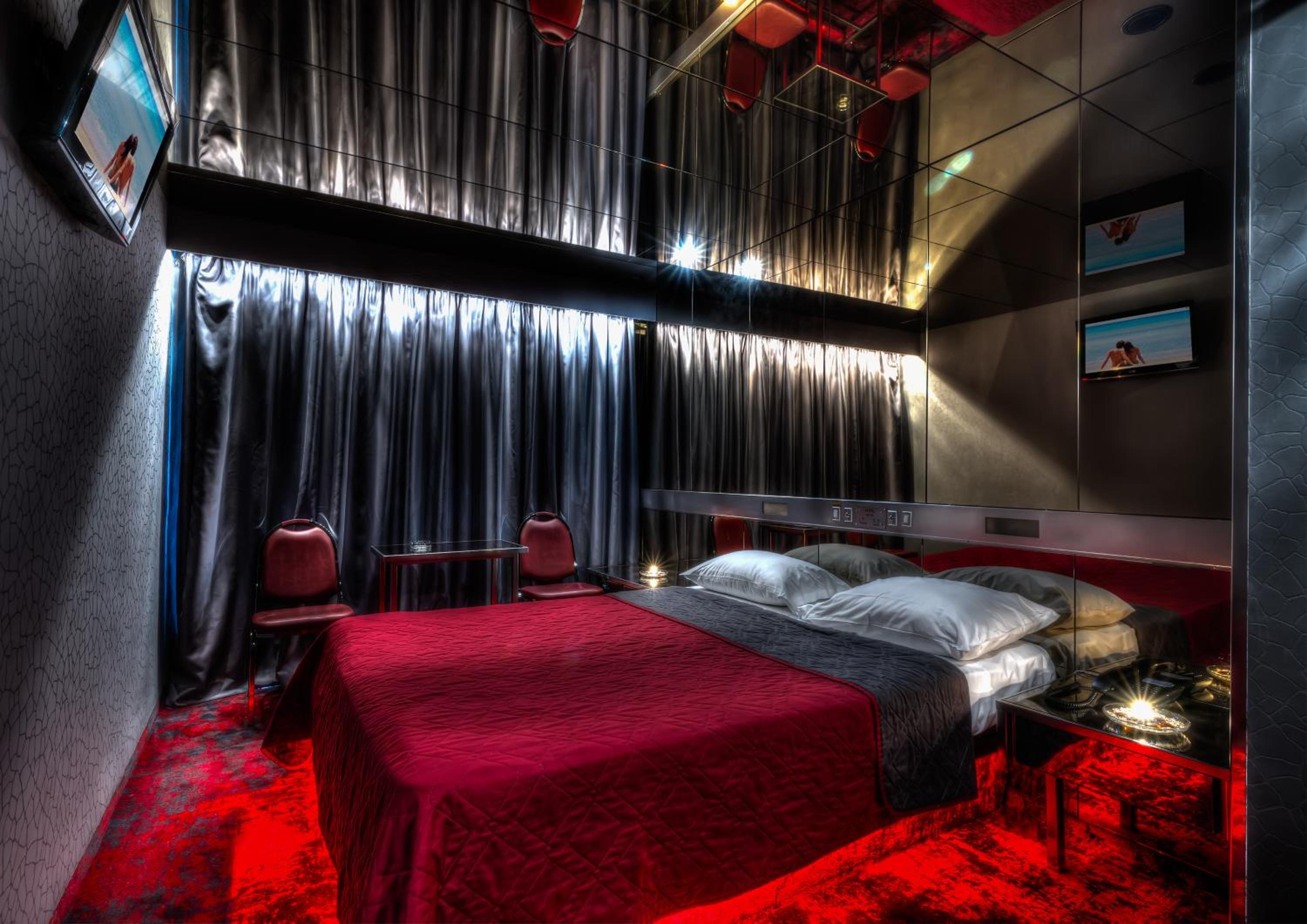 Deluxe Double Room with Shower - Photo 3