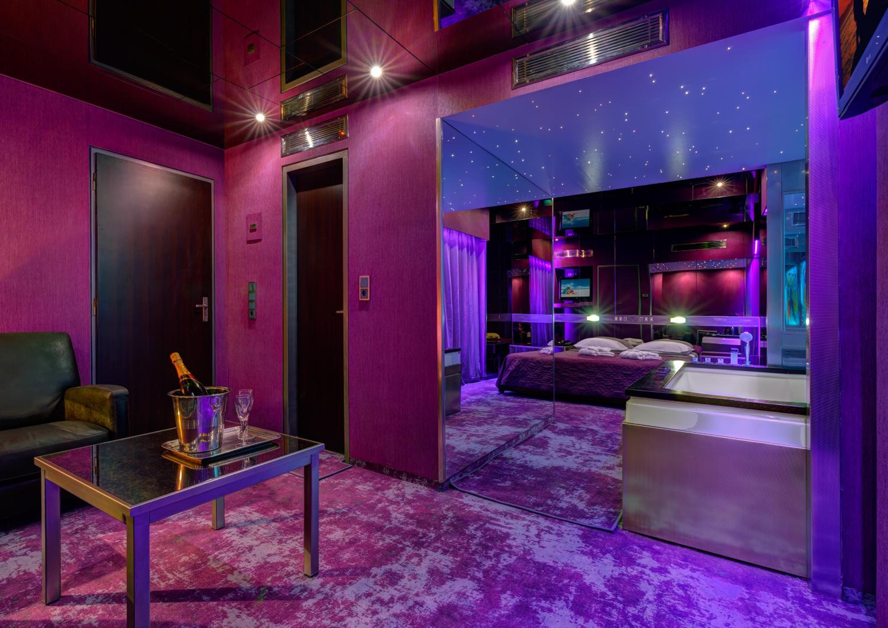Suite with Spa Bath - Photo 2