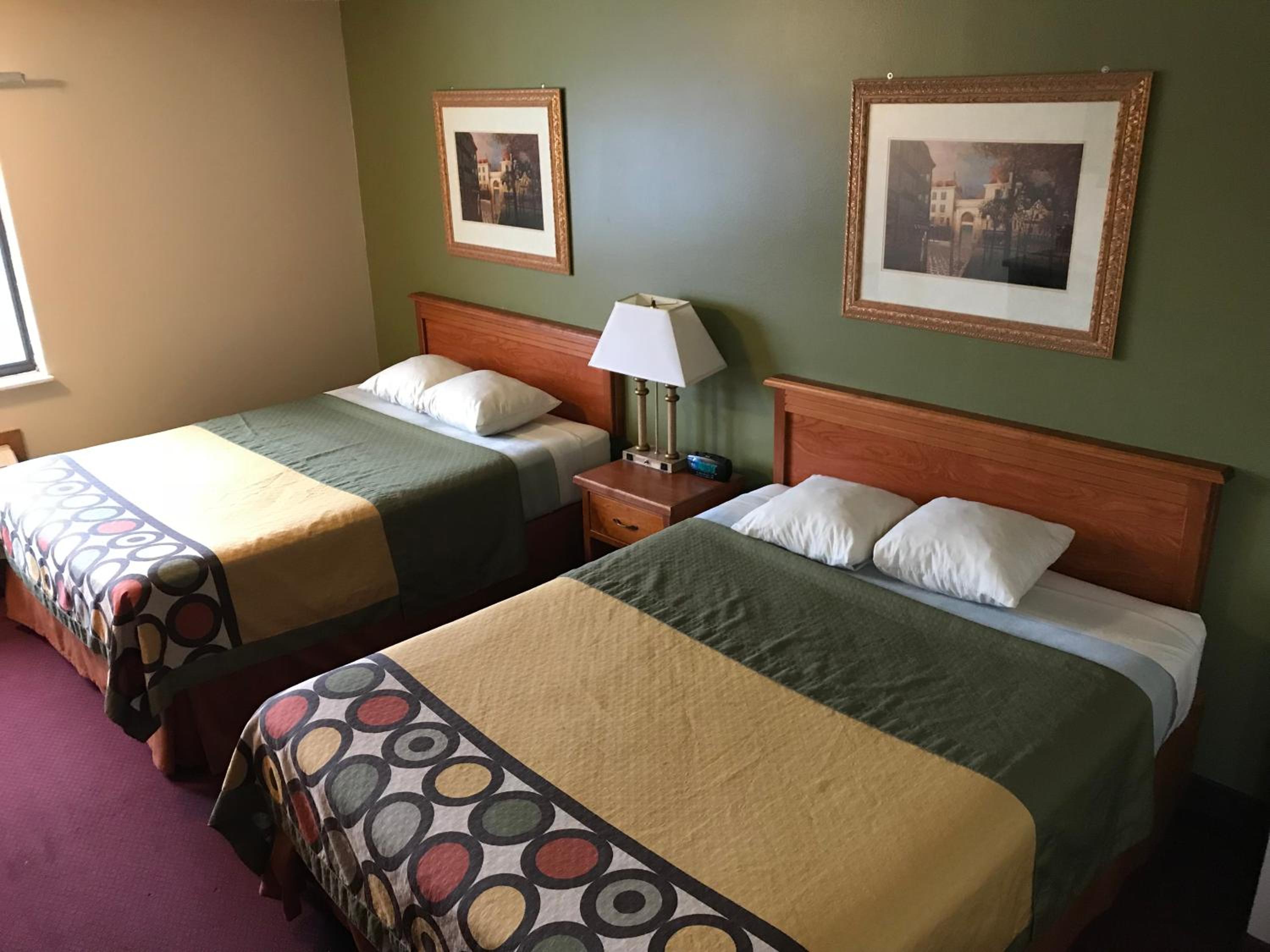 Queen Room with Two Queen Beds - Non-Smoking - Photo 4