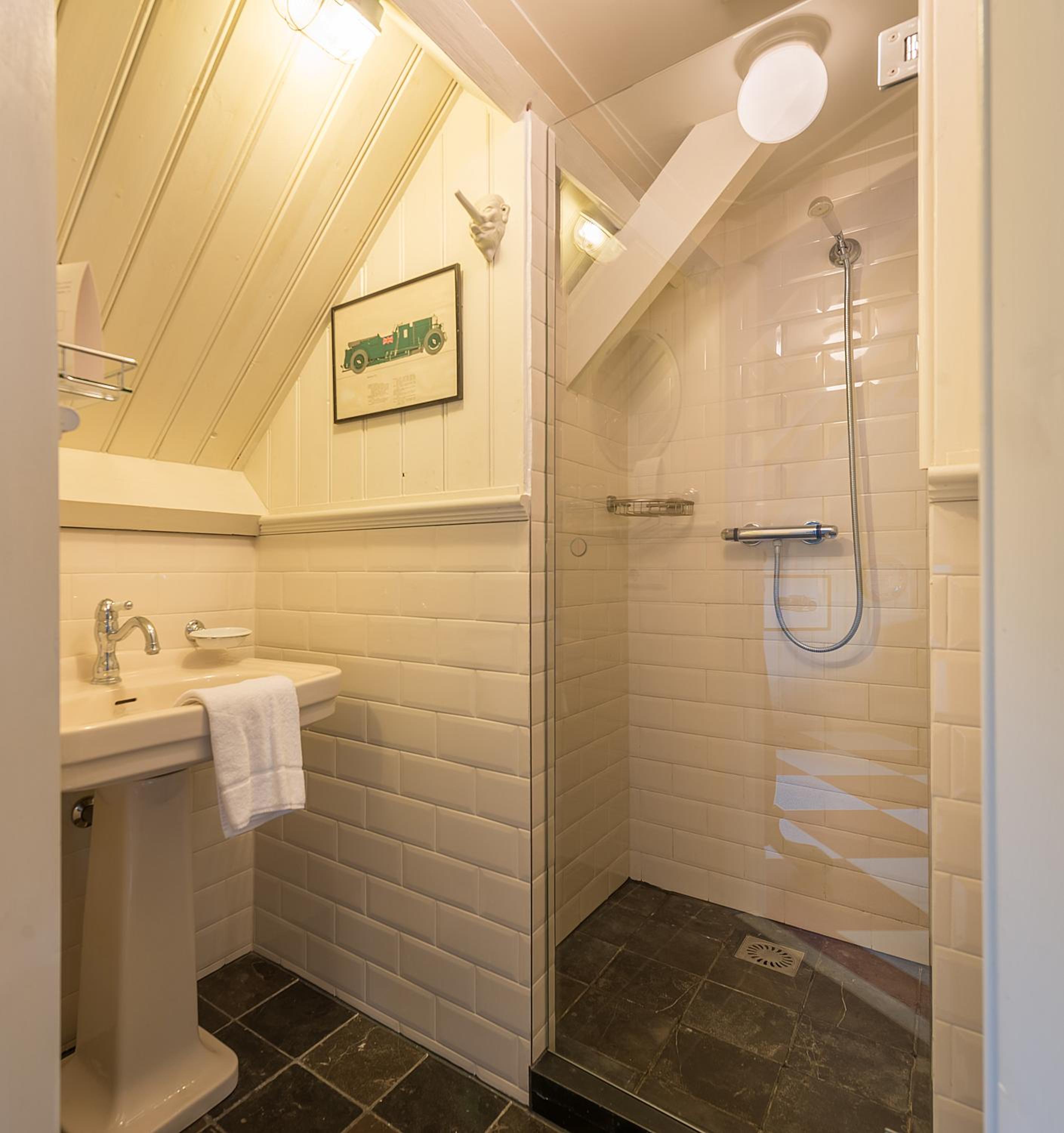 Double Room with Private Bathroom - Photo 13