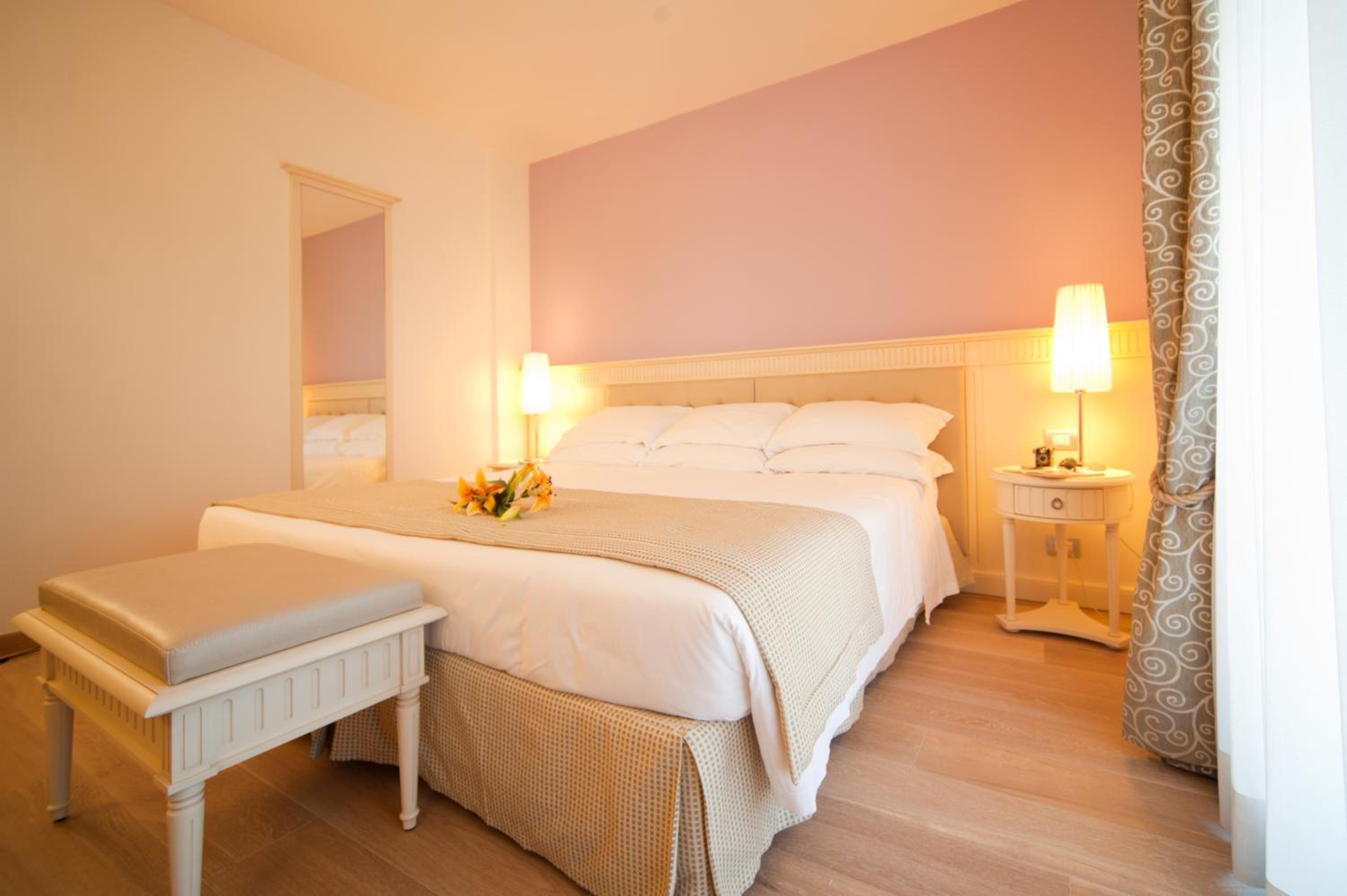 Junior Suite with Pool View photo 2
