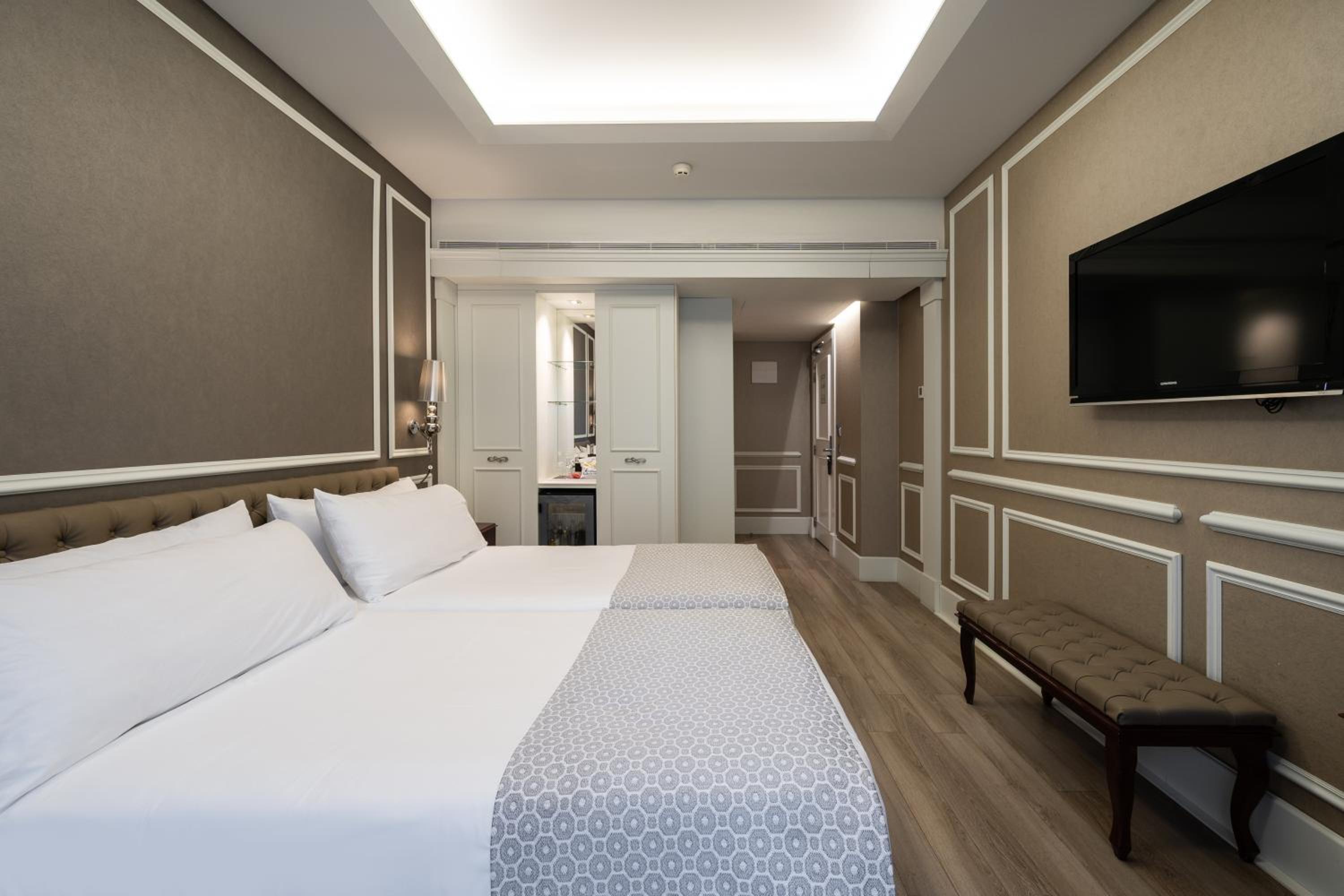 Double or Twin Room with View photo 2