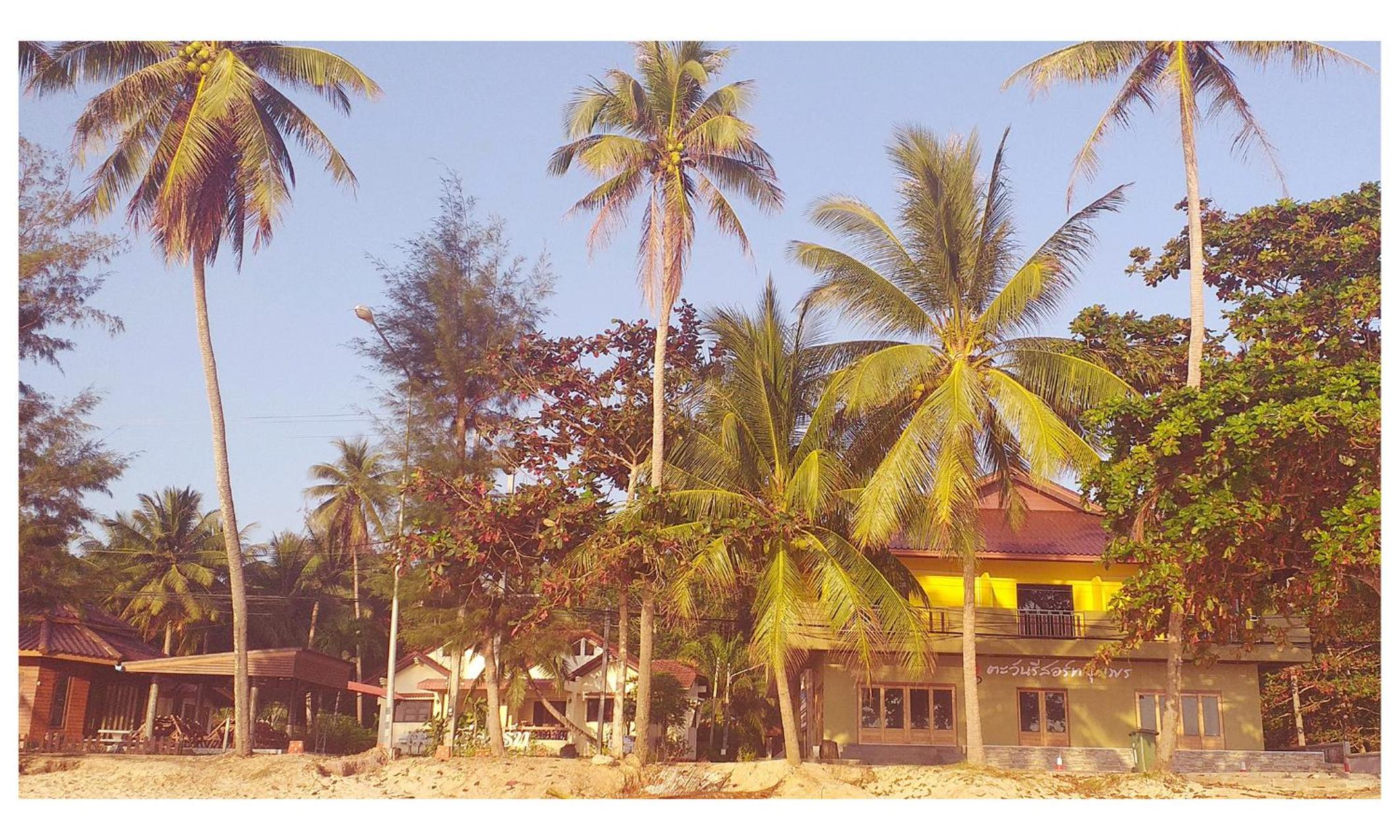 Deluxe Double Room with Balcony and Side Sea View photo 2