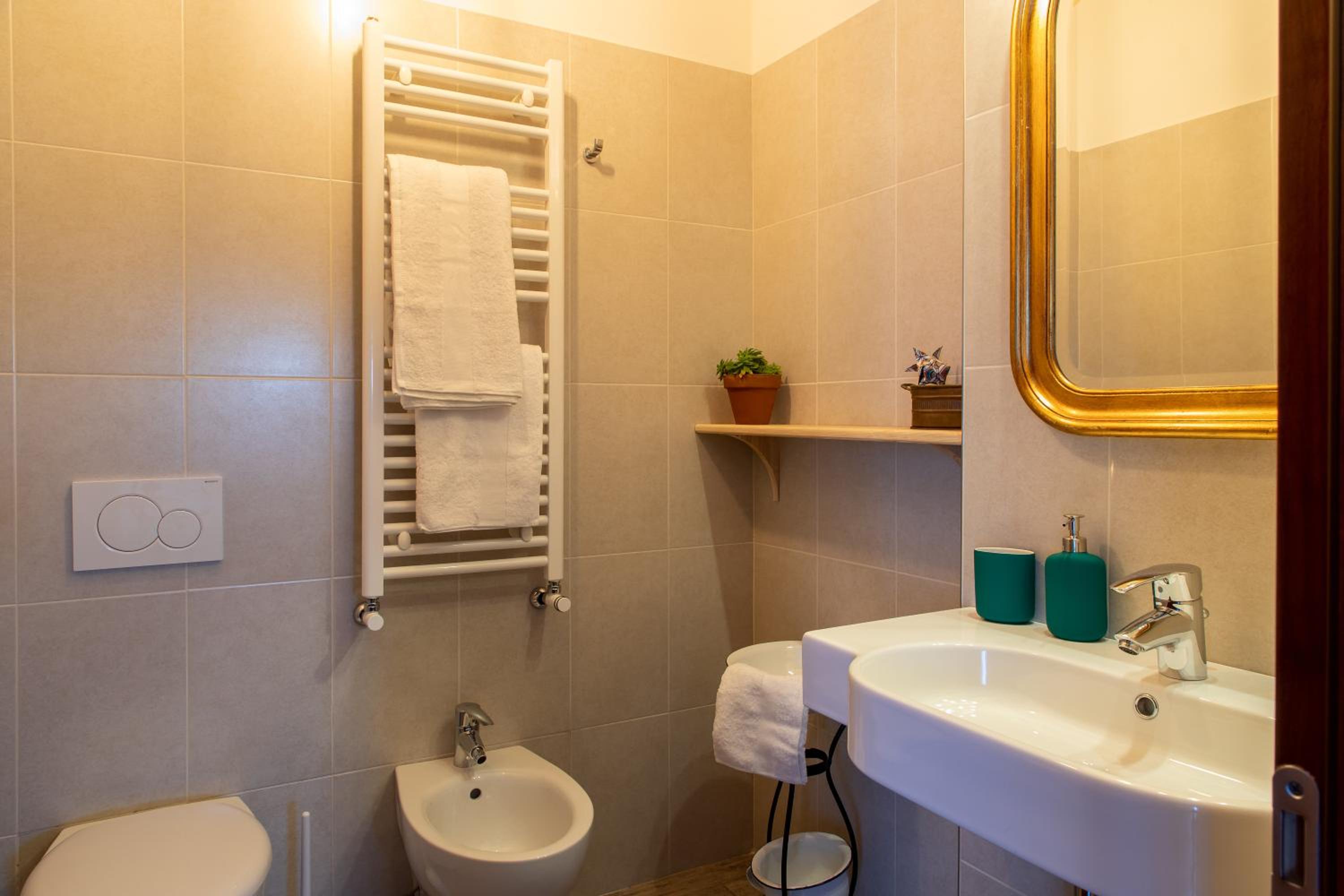 Twin Room with Shower - Photo 12