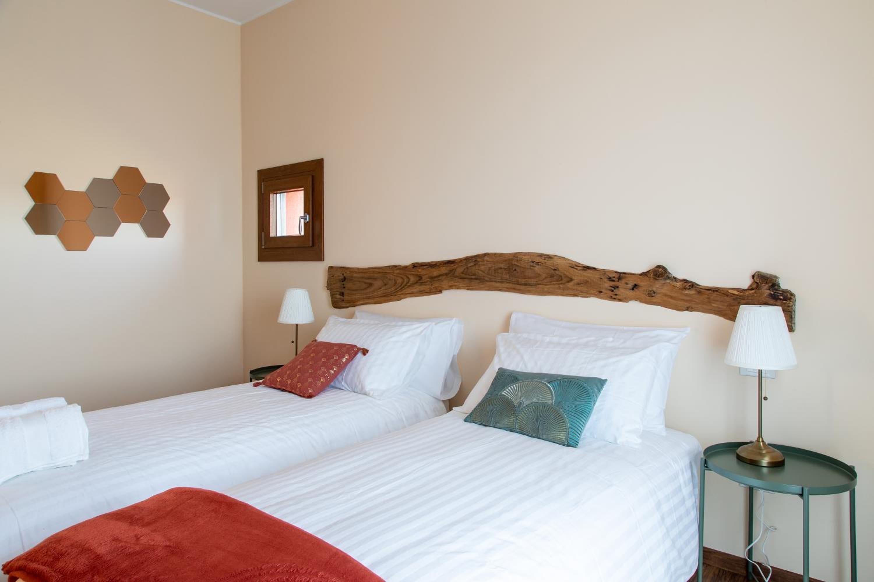 Twin Room with Shower - Photo 9