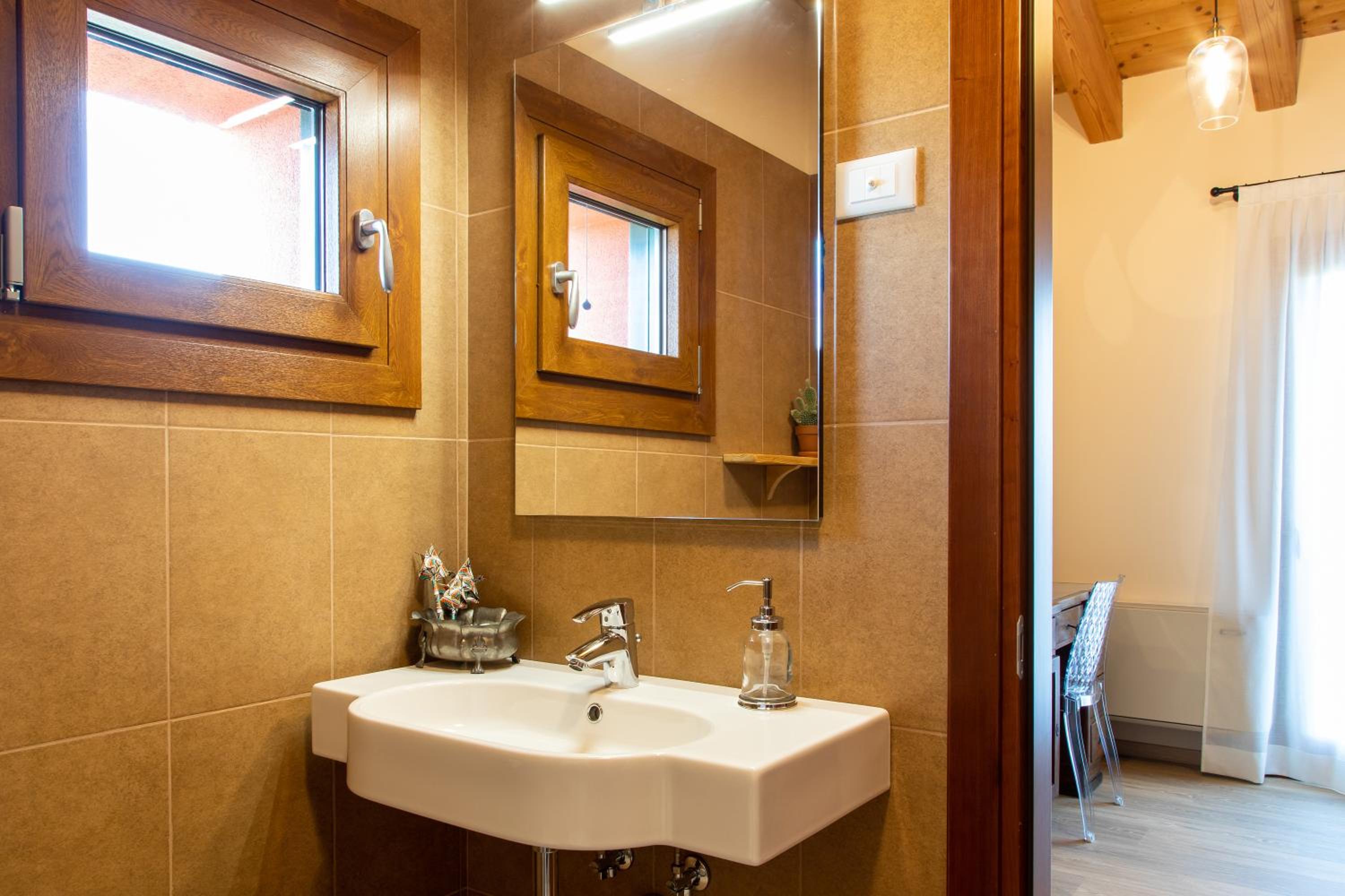 Double Room with Private Bathroom - Photo 6