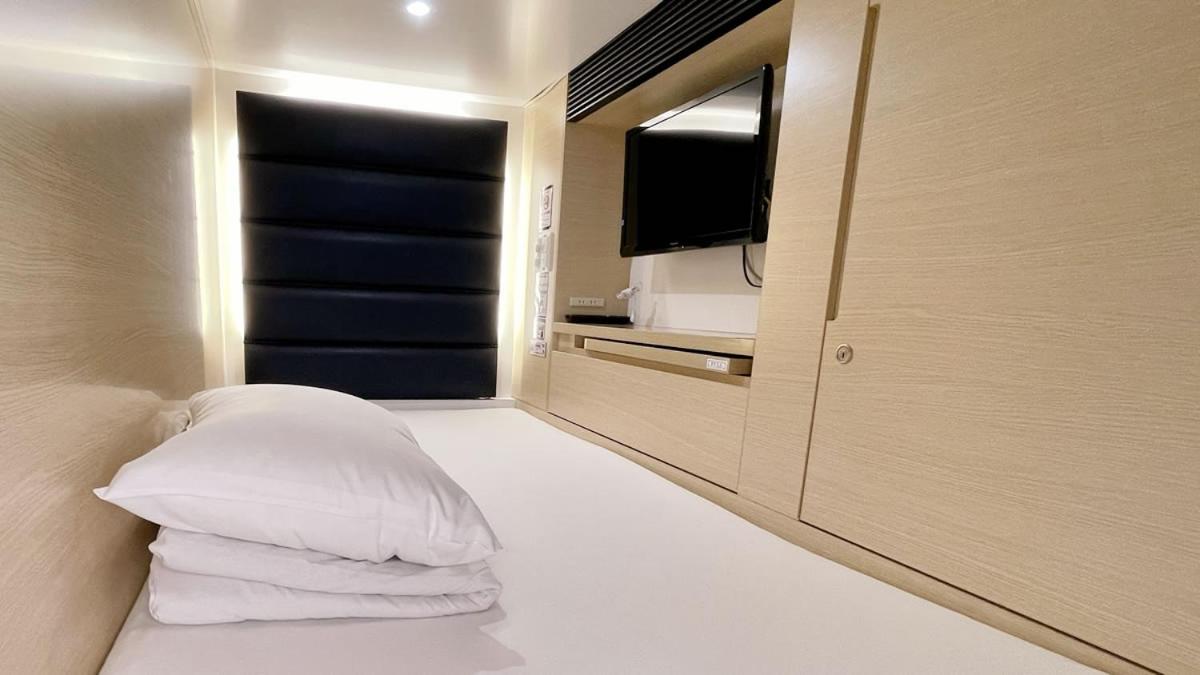 Standard Capsule Room - Male Only photo 1