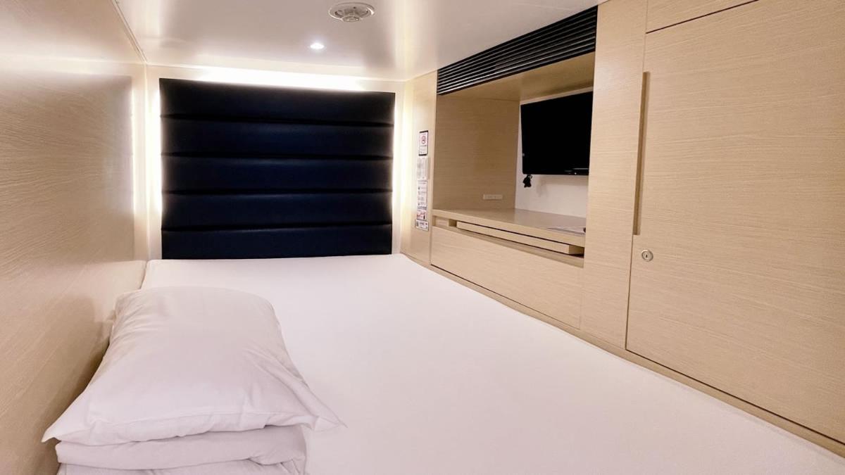 Wide Standard Capsule Room - Male Only photo 1