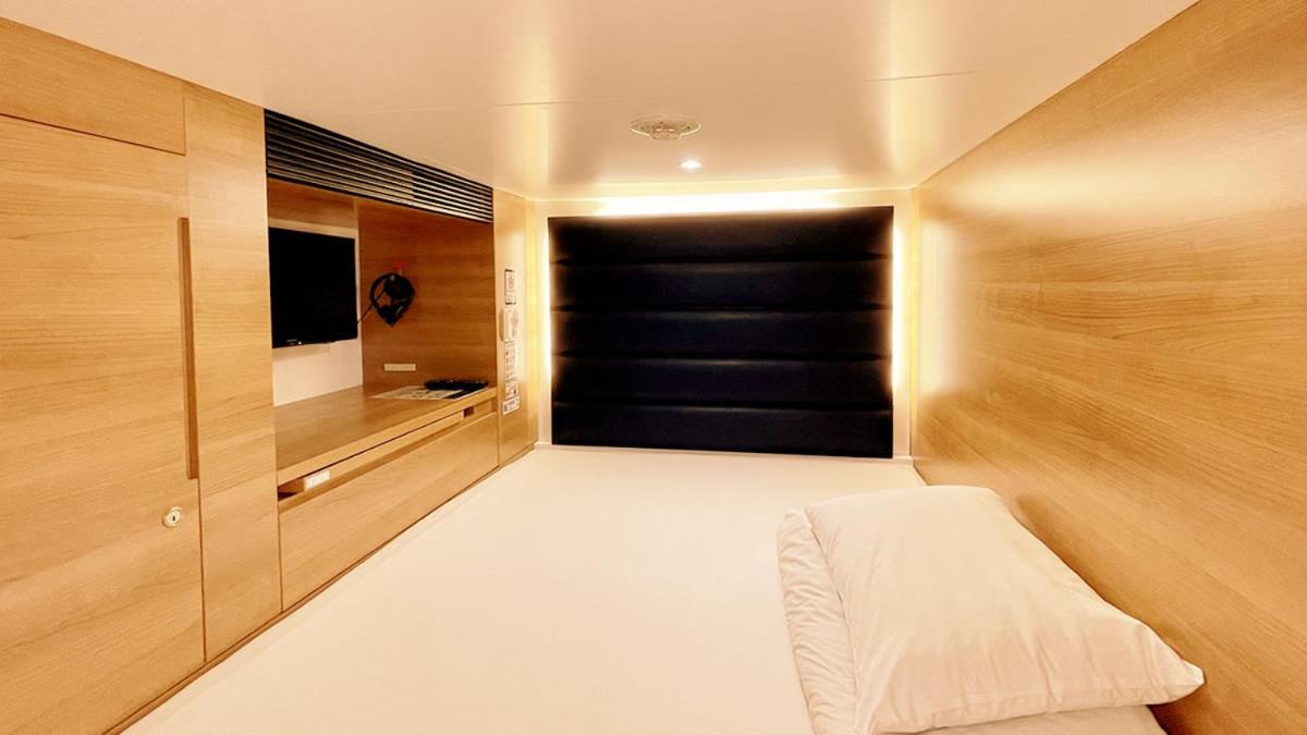 Wide Premium Capsule Room - Male Only photo 1