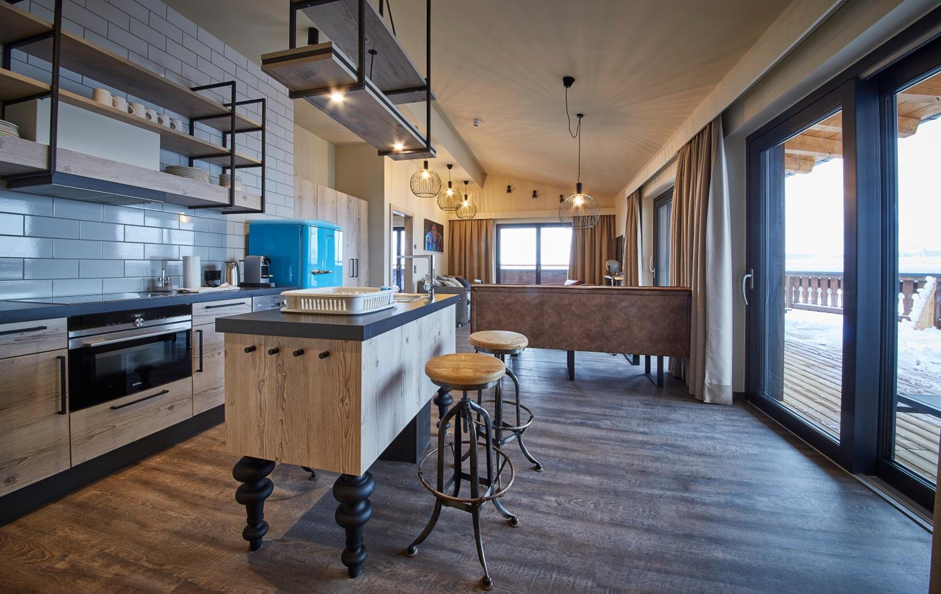 Penthouse Apartment with Outdoor Sauna and Mountain View photo 3