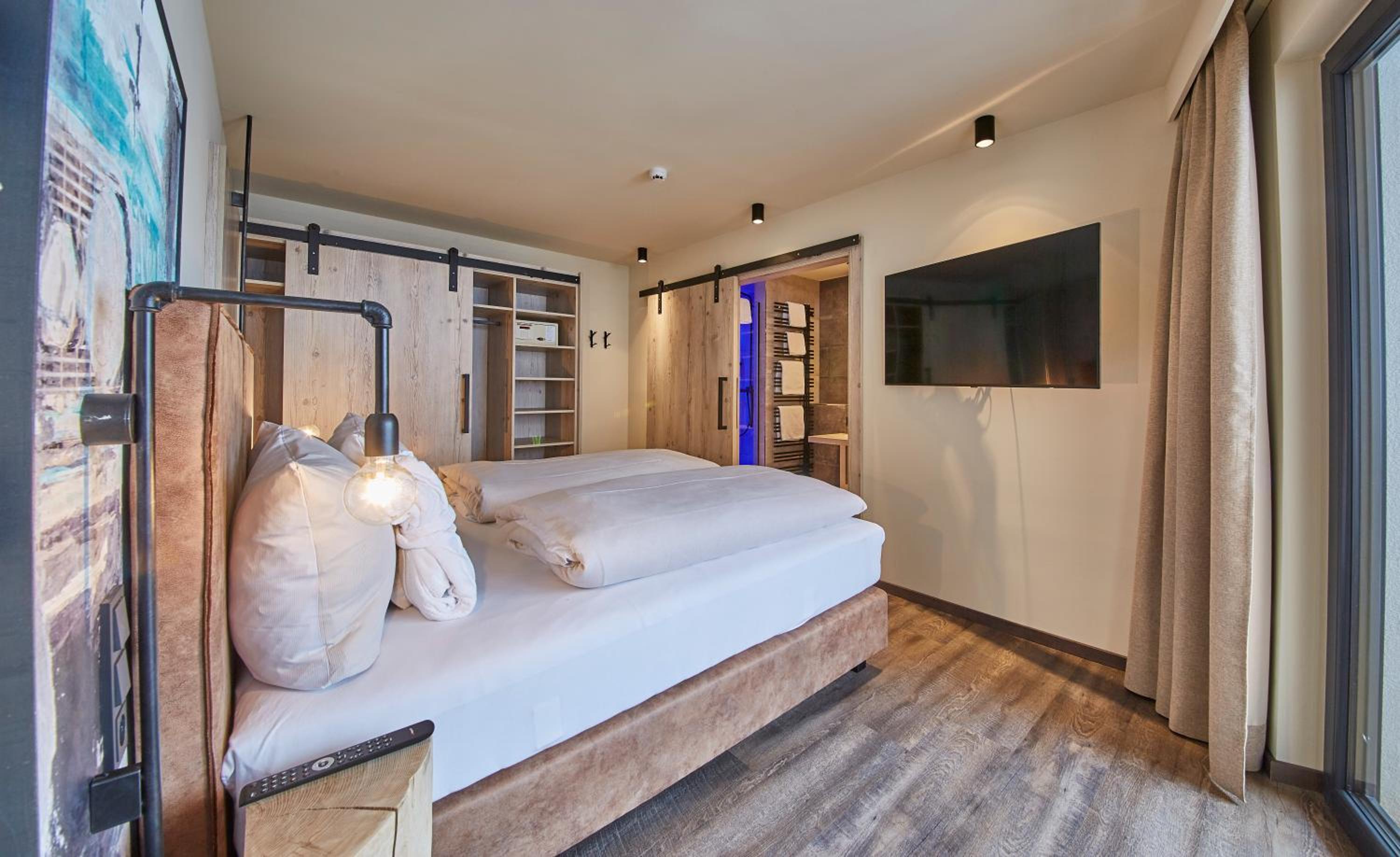 Deluxe Two-Bedroom Apartment with Mountain View photo 1