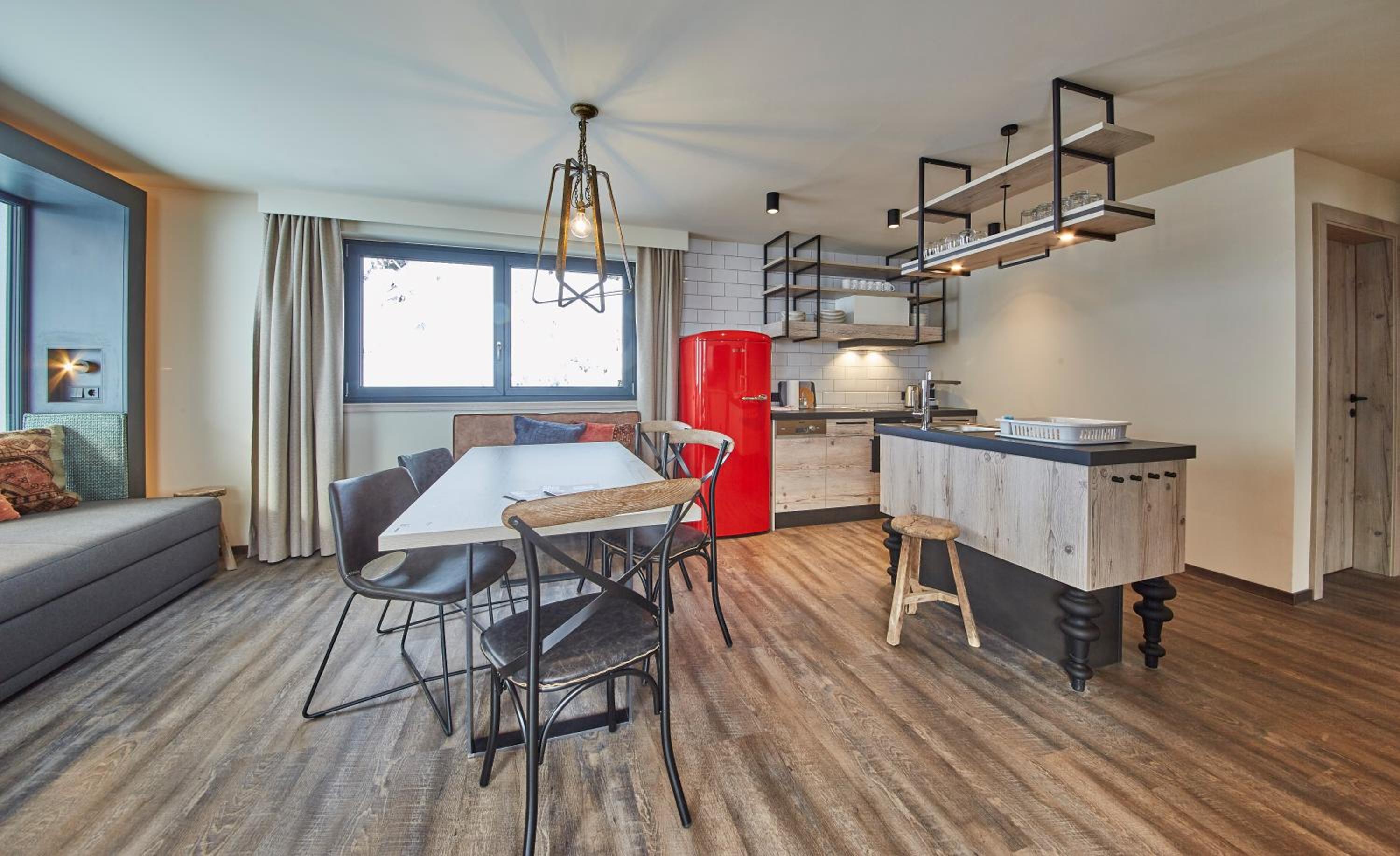 Deluxe Two-Bedroom Apartment with Mountain View photo 3