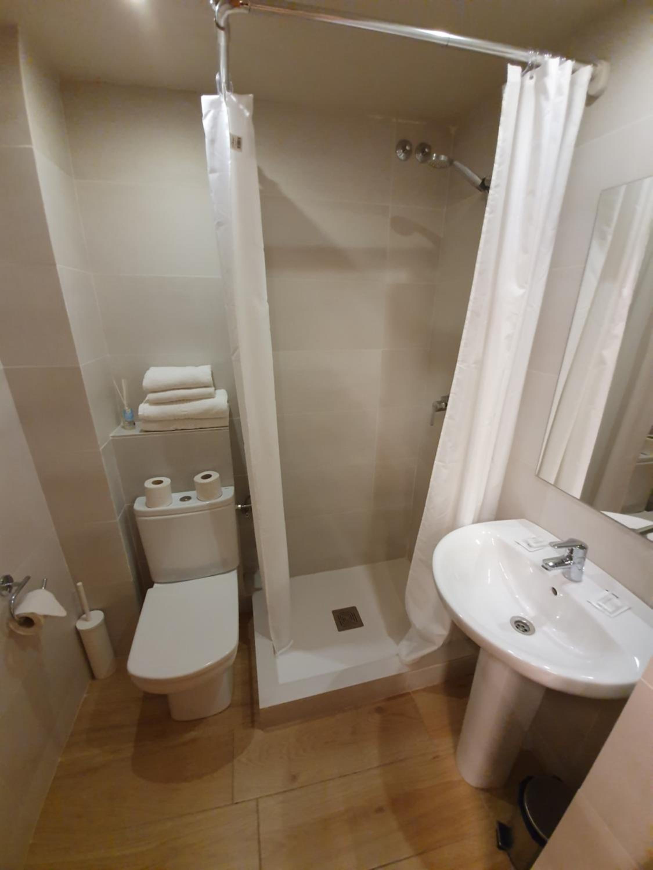 Twin Room with Bathroom photo 2