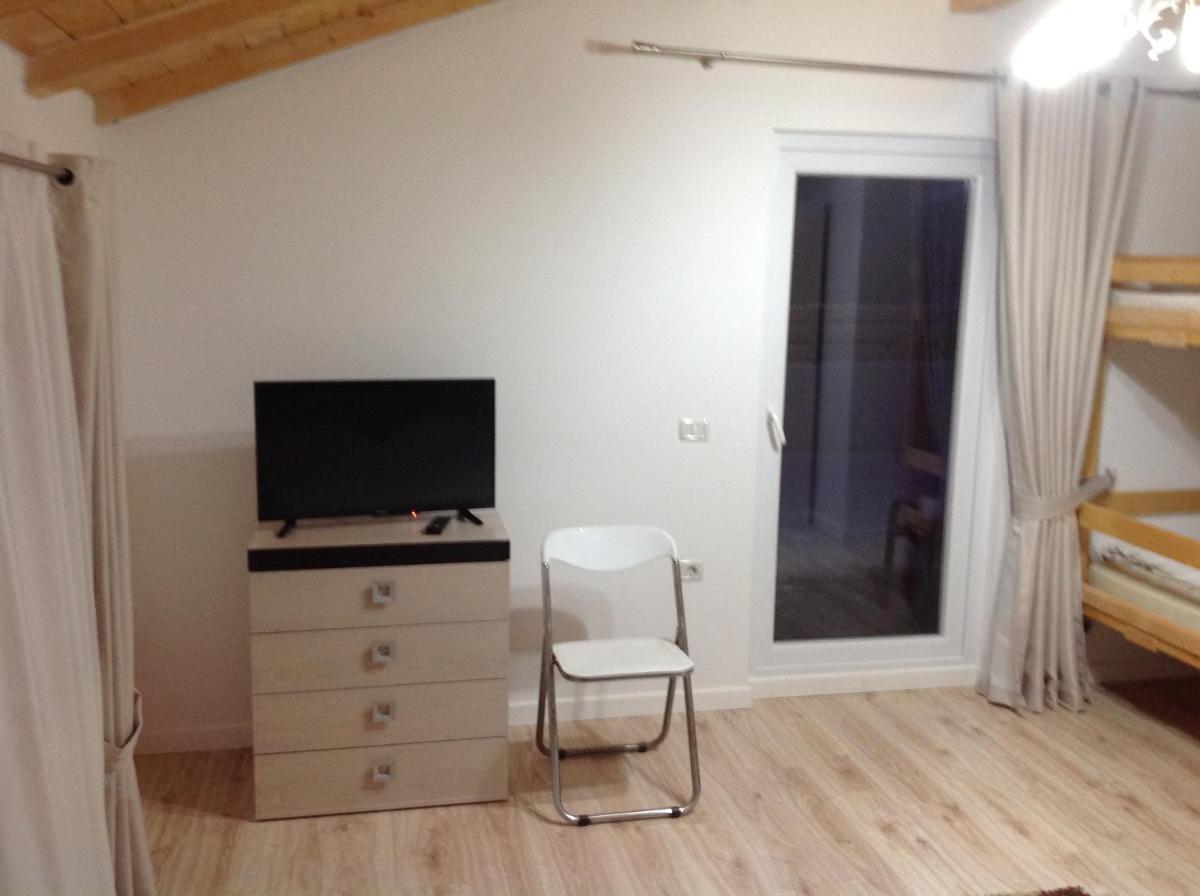 Quadruple Room with Private Bathroom - Photo 2