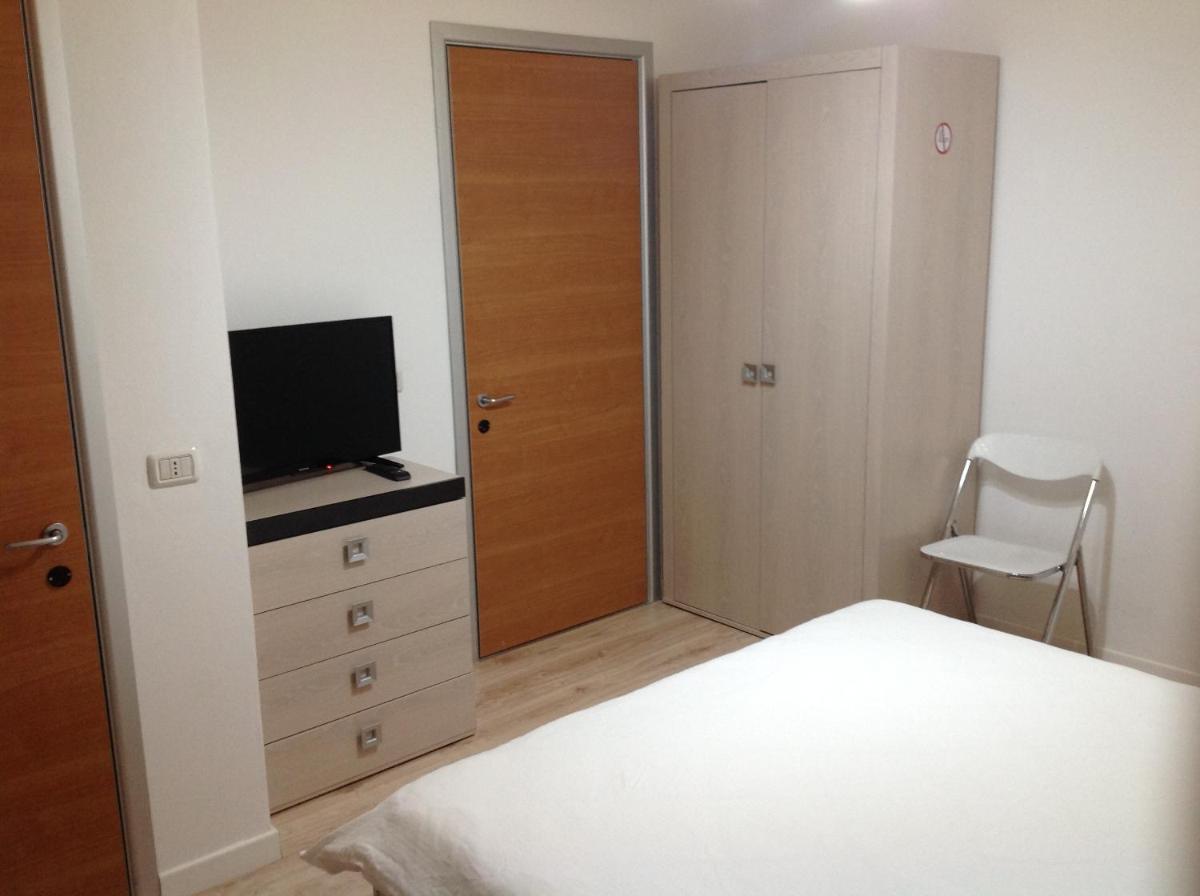 Deluxe Room (2 Adults + 1 Child) - Photo 2