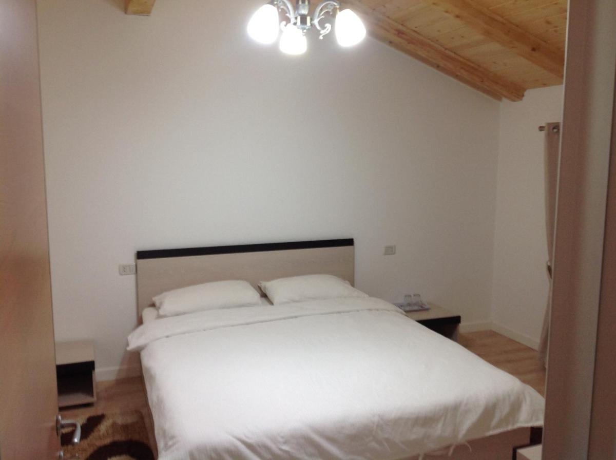 Deluxe Room (2 Adults + 1 Child) - Photo 3