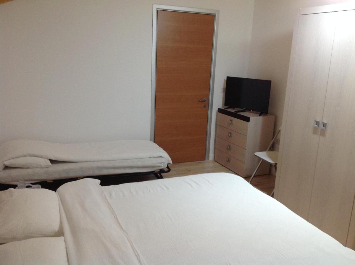 Deluxe Double Room (2 Adults + 1 Child) - Photo 1