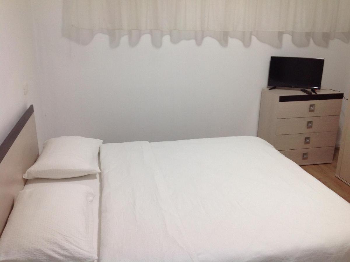 Deluxe Room (2 Adults + 1 Child) - Photo 1