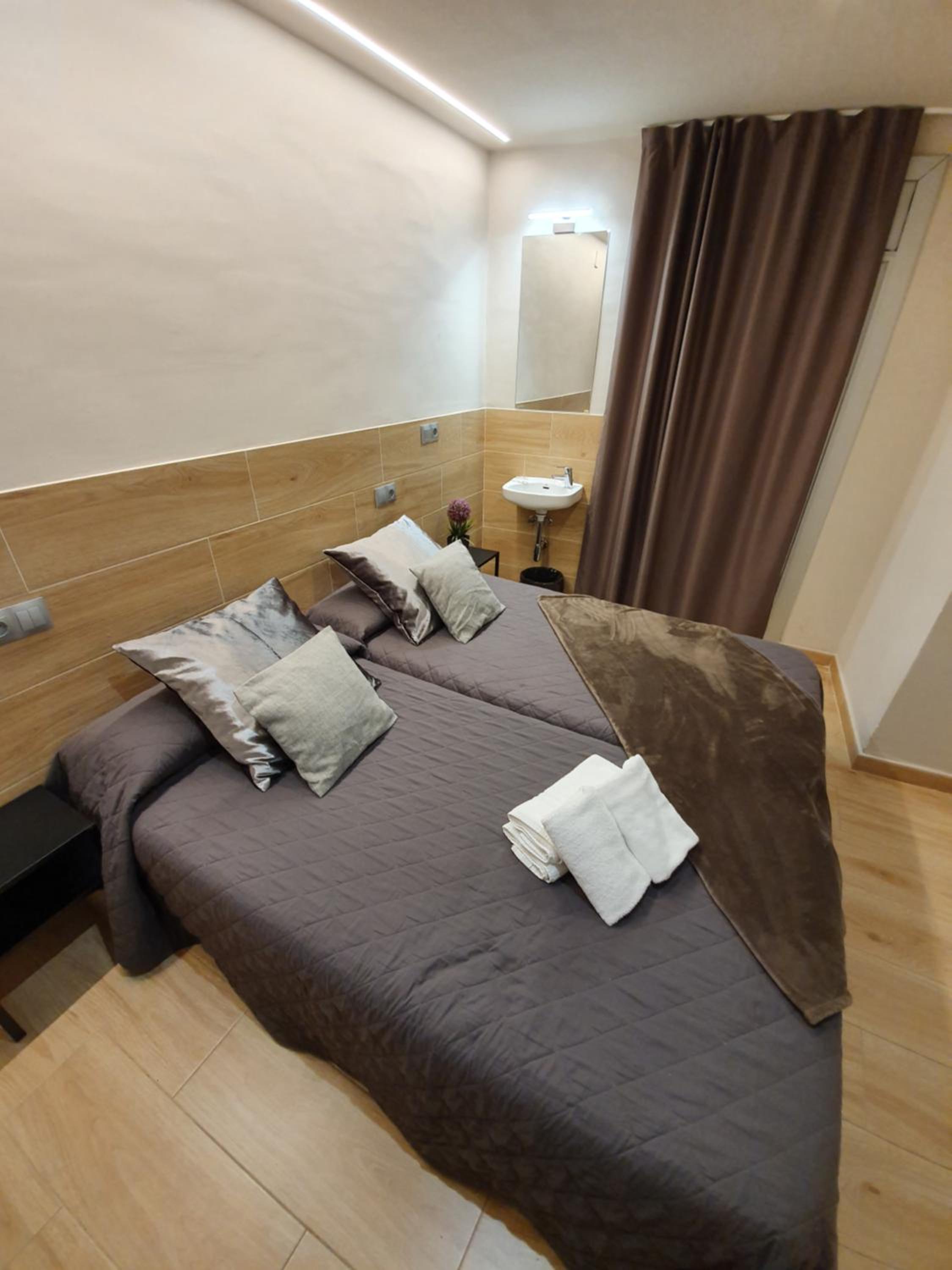 Twin Room with Shared Bathroom photo 3