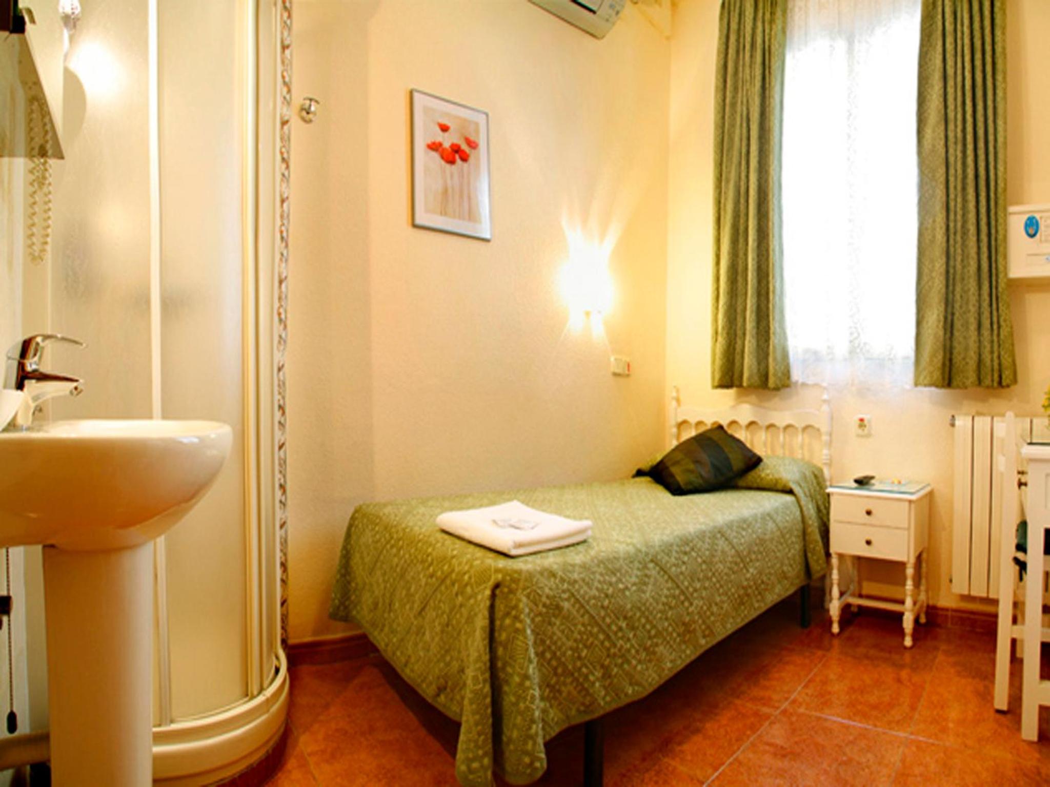 Single Room with Shared Toilet photo 3