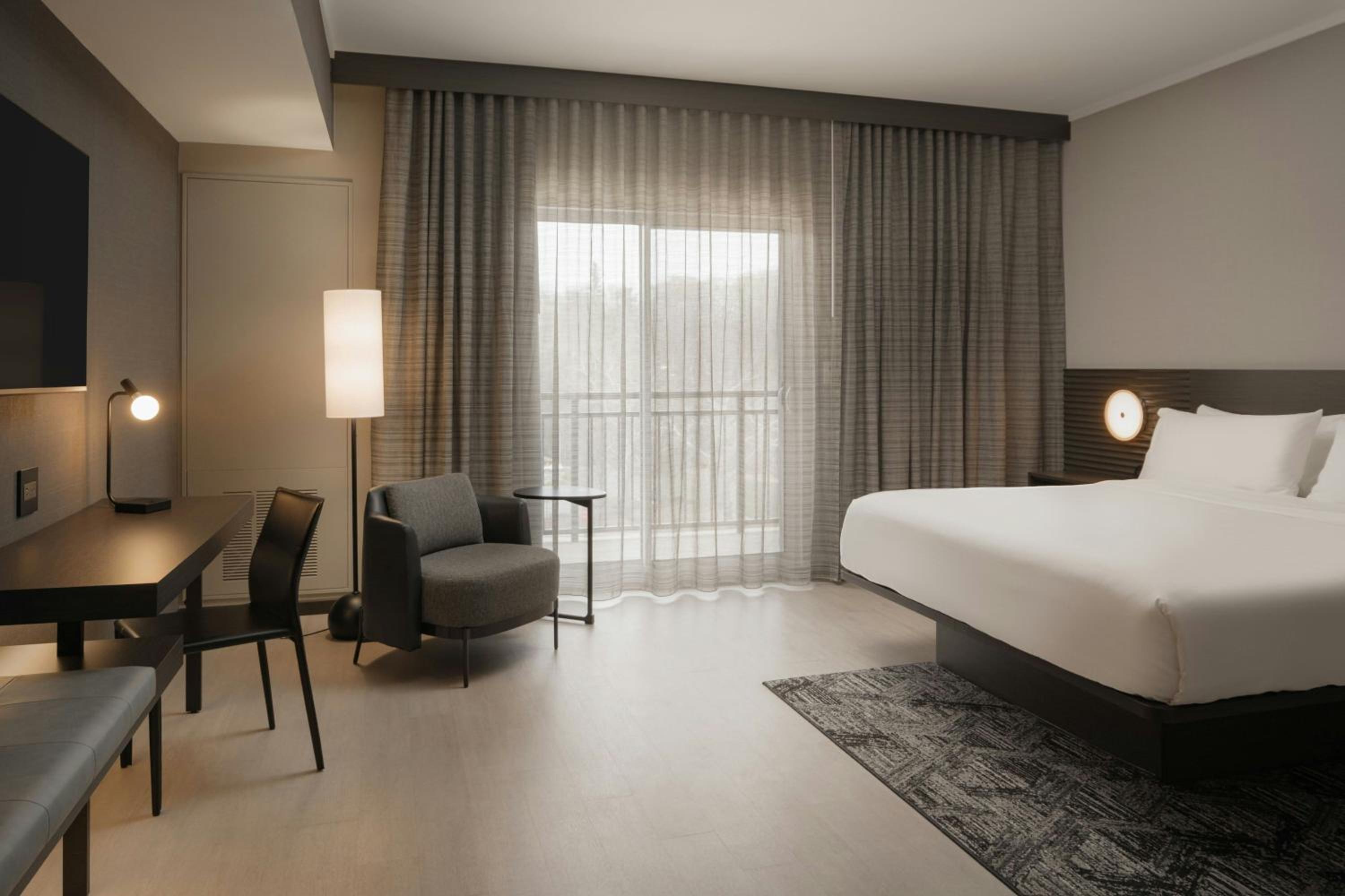 King Room with Roll-In Shower - Mobility Access/Hearing Accessible
